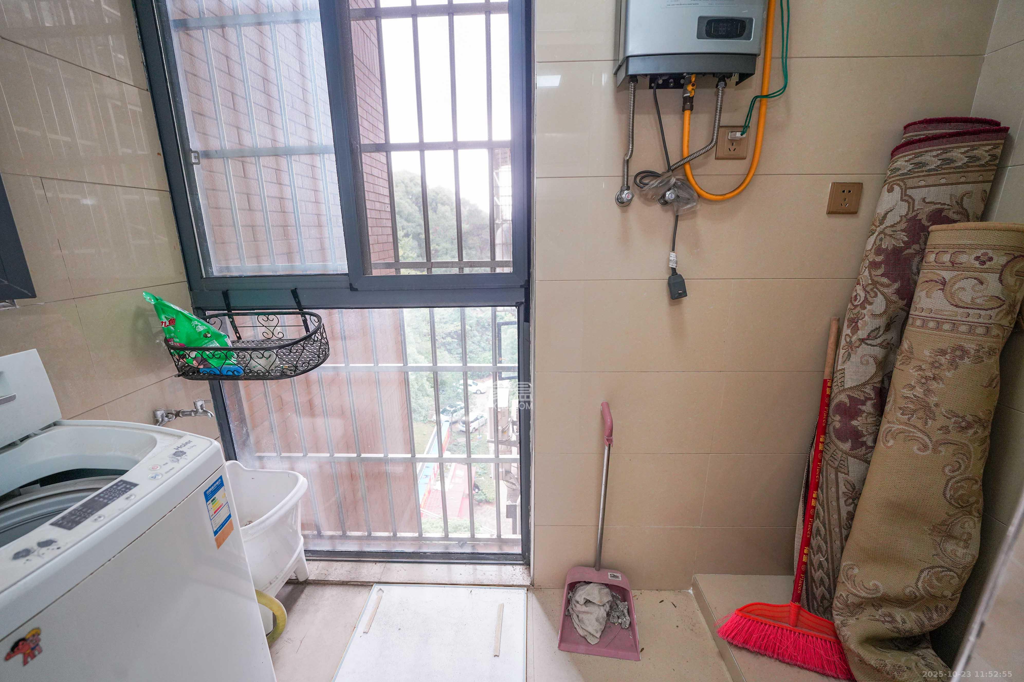 山水嘉园  3室2厅1卫    56.0万阳台