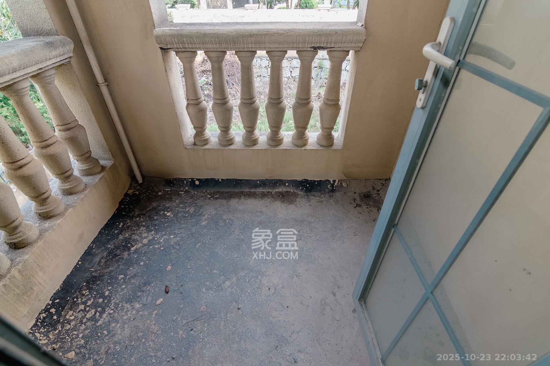 中粮北纬28°别墅  6室2厅4卫    528.0万阳台