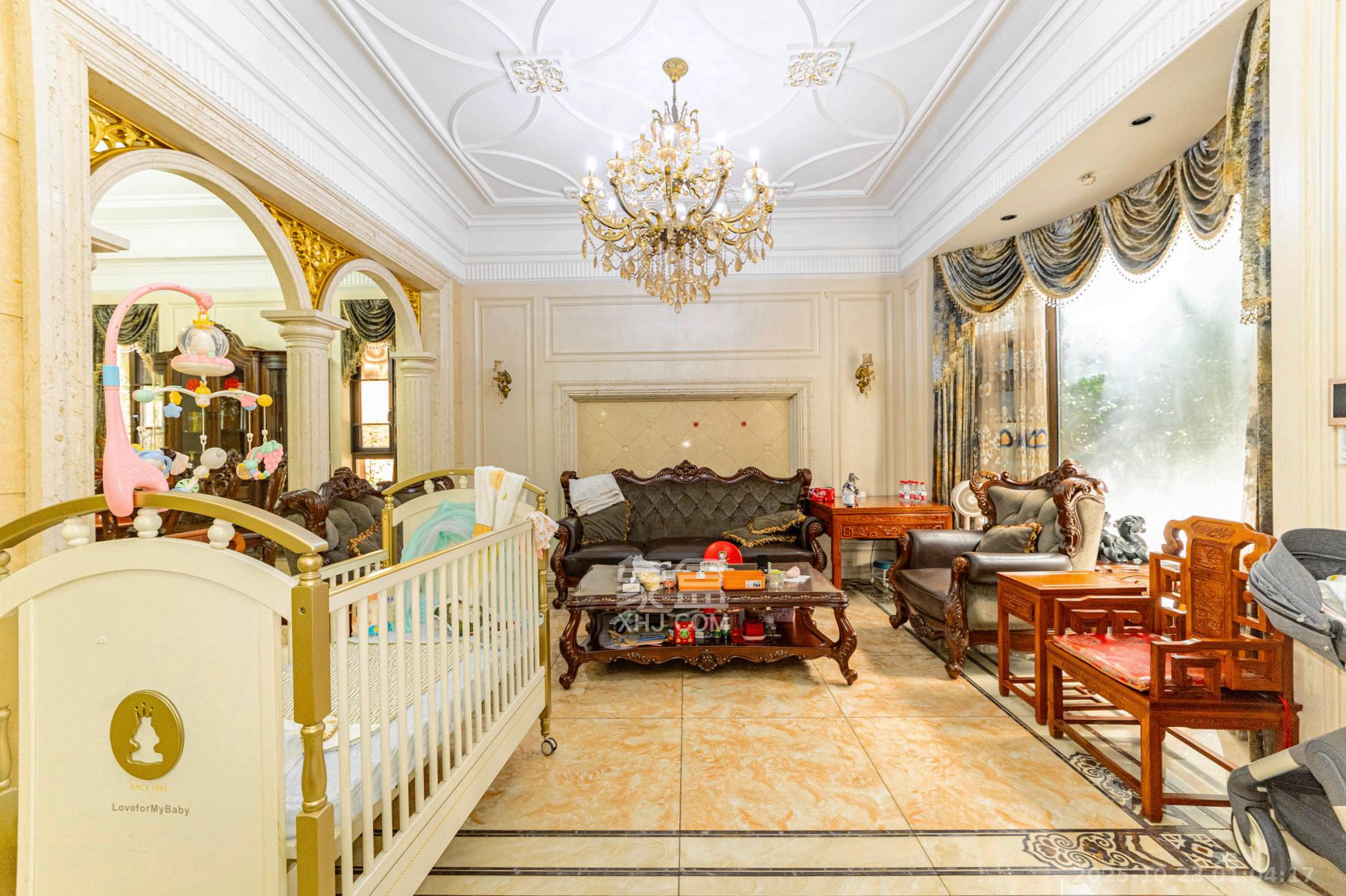 湘龙家园  8室3厅3卫    528.0万 湘龙家园  8室3厅3卫    528.0万客厅