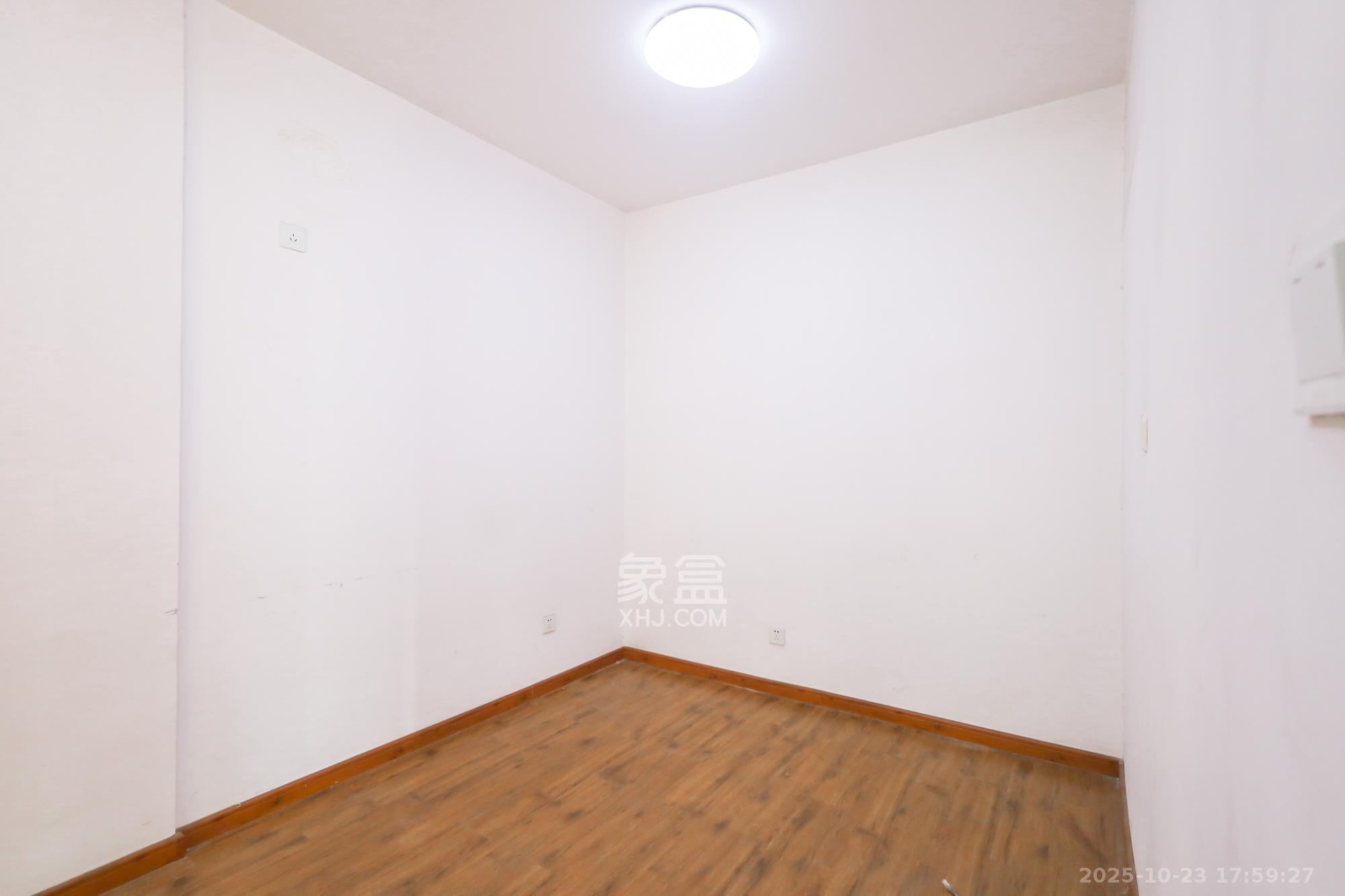 奥克斯广场  3室2厅1卫    87.0万 奥克斯广场  3室2厅1卫    87.0万卧室