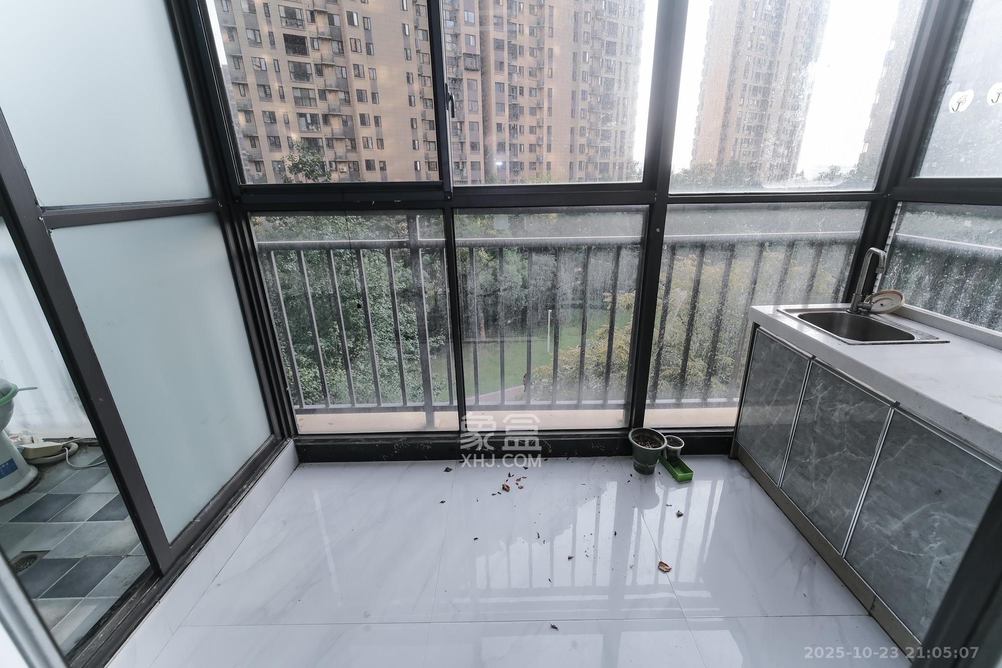 保利香槟国际  4室2厅2卫    108.0万 保利香槟国际  4室2厅2卫    108.0万阳台