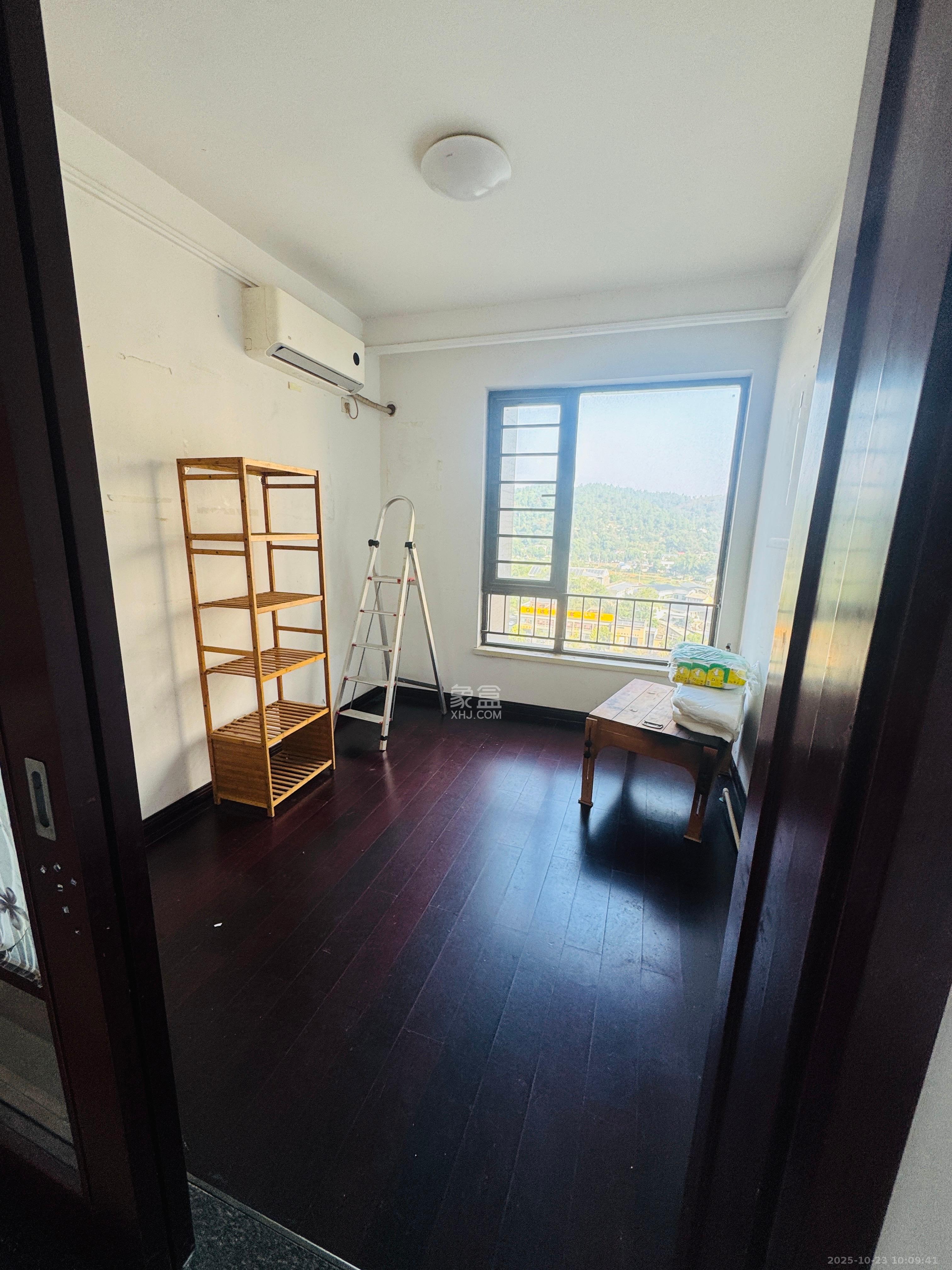 中海国际二期  4室2厅2卫    2100.0元/月 中海国际二期  4室2厅2卫    2100.0元/月室内图