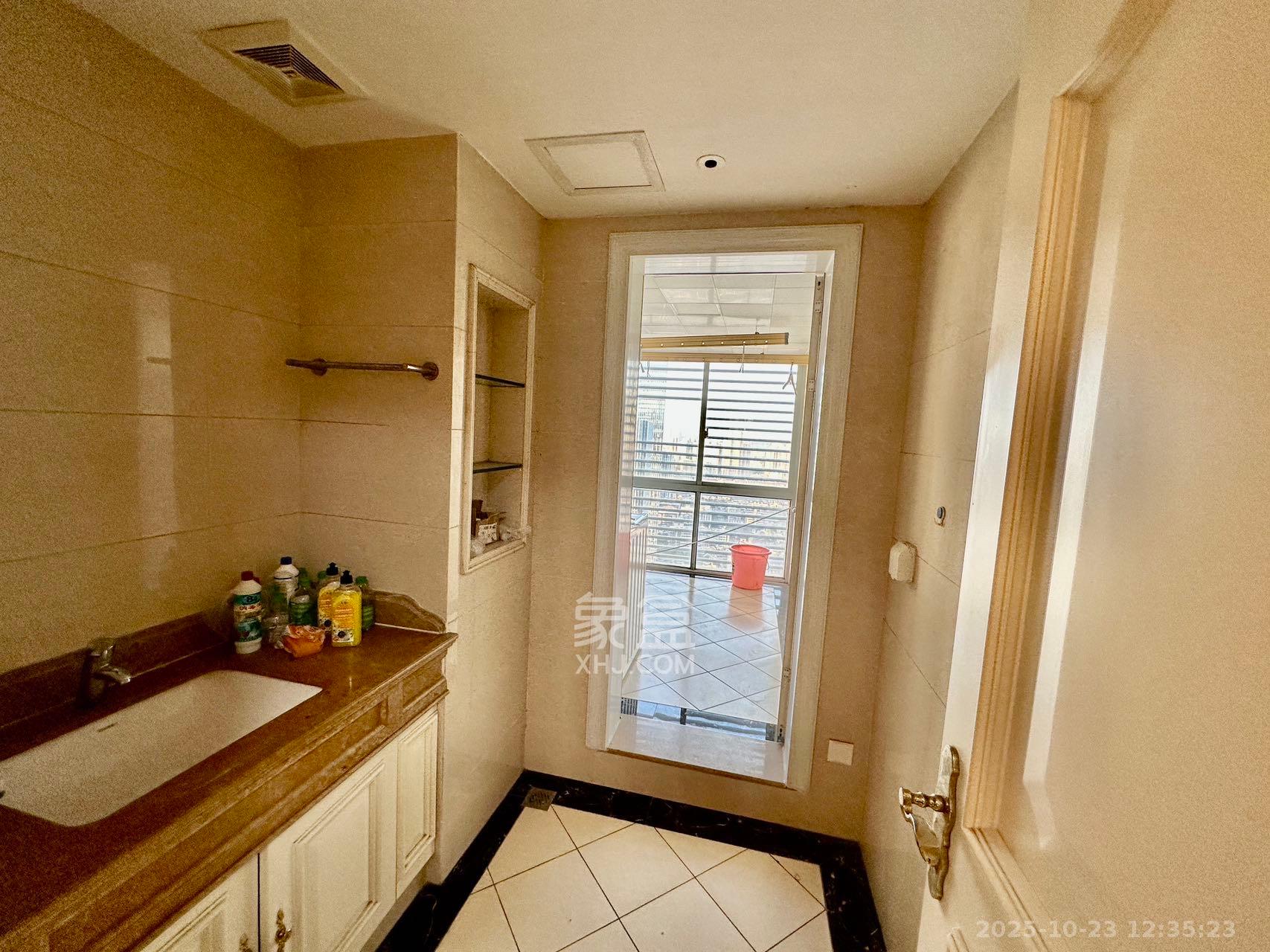 万达公馆 4室2厅4卫 8000.0元/月 万达公馆 4室2厅4卫 8000.0元/月室内图