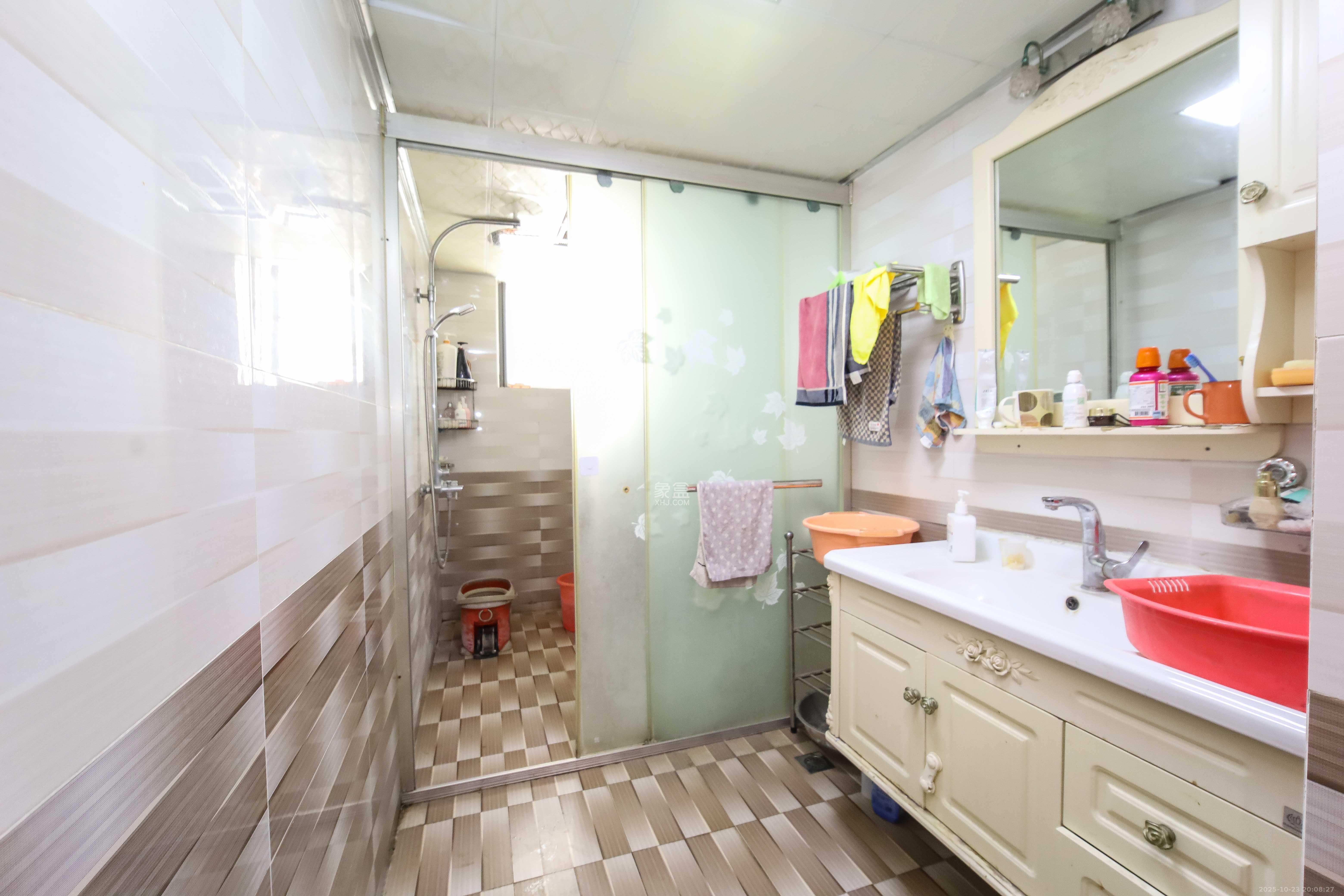 东方芙蓉  3室2厅2卫    108.0万卫生间