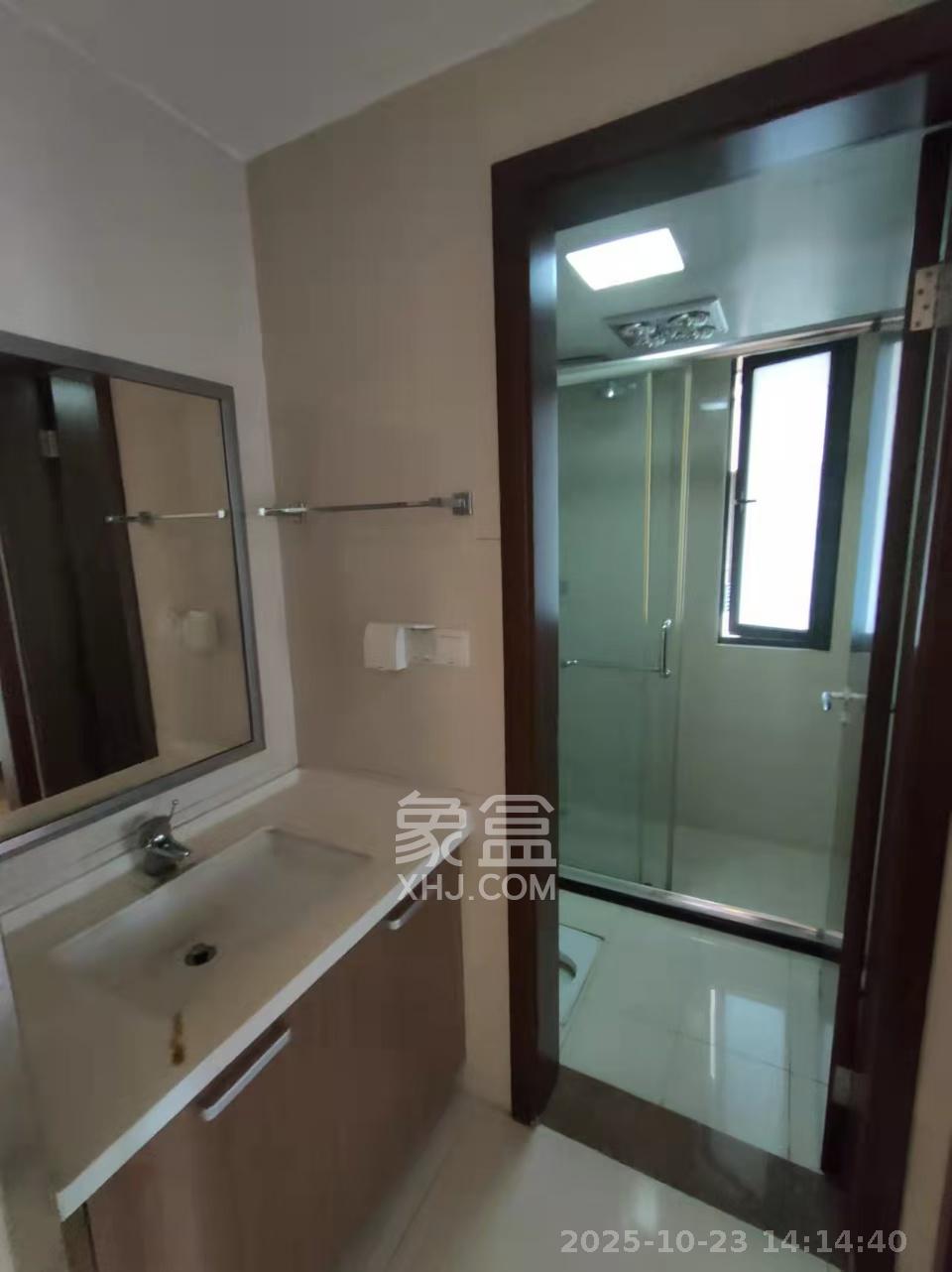 藏珑湖上国际花园 3室2厅1卫 3500.0元/月 藏珑湖上国际花园 3室2厅1卫 3500.0元/月室内图