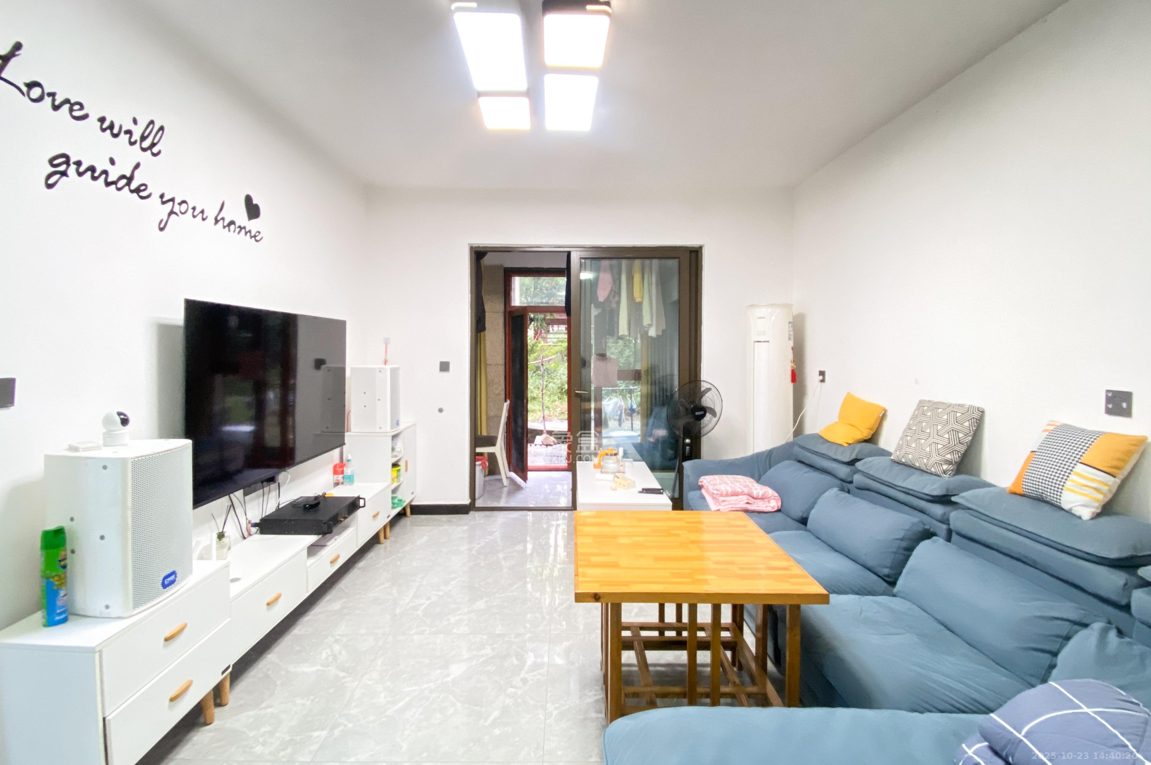 金茂梅溪湖 3室2厅2卫 134.5万 金茂梅溪湖 3室2厅2卫 134.5万客厅