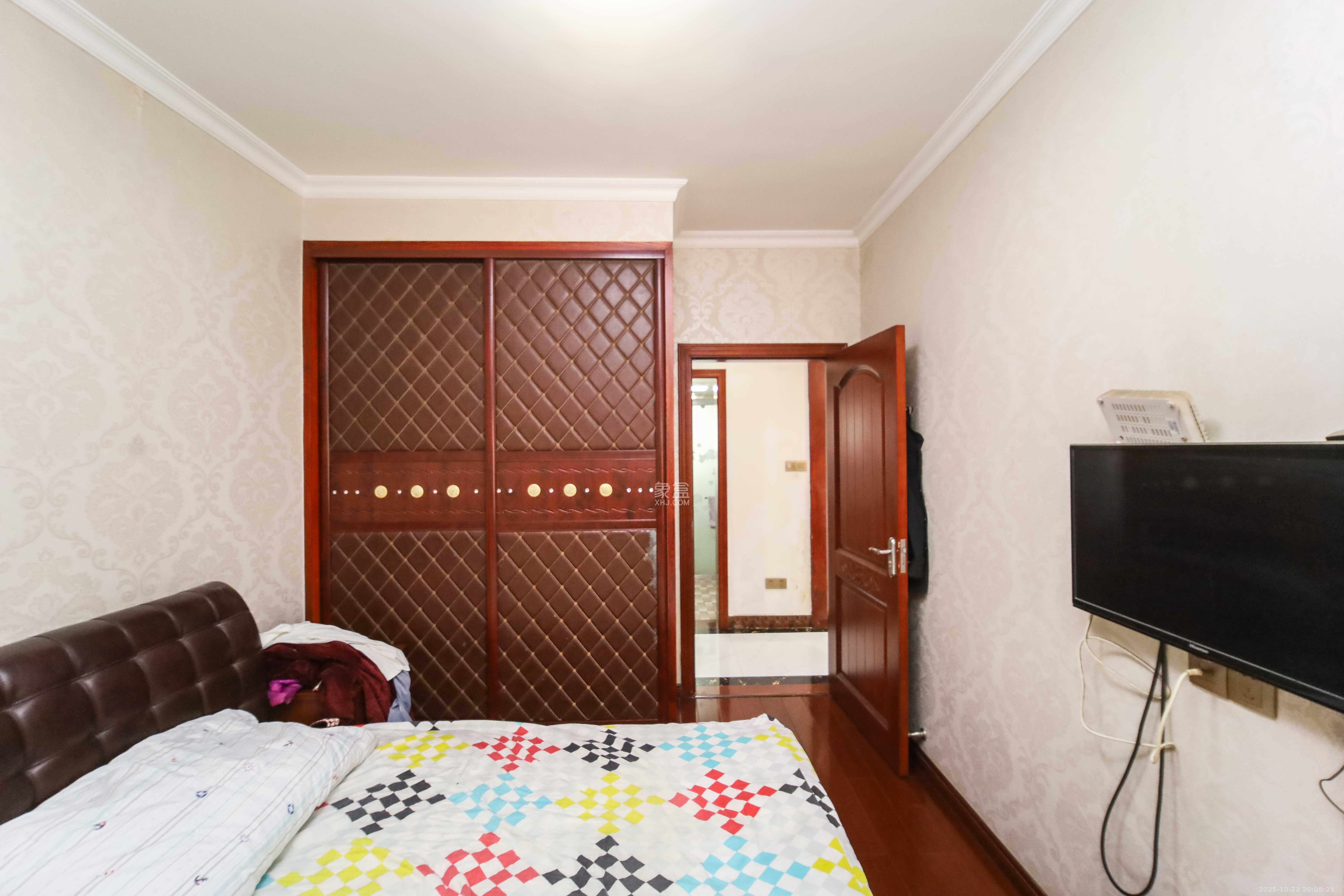 东方芙蓉  3室2厅2卫    108.0万卧室