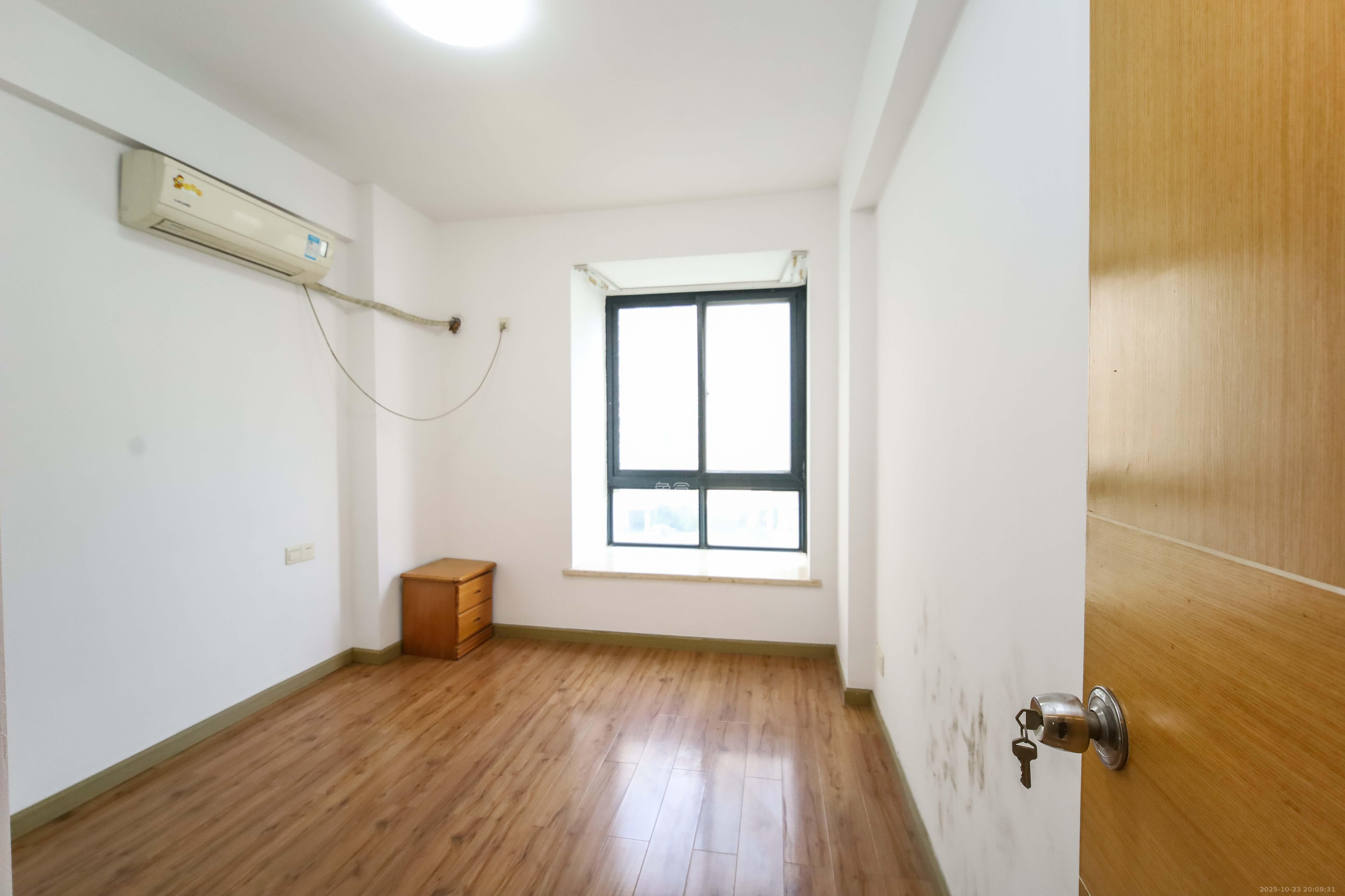 浏阳河畔家园  3室2厅2卫    81.0万卧室