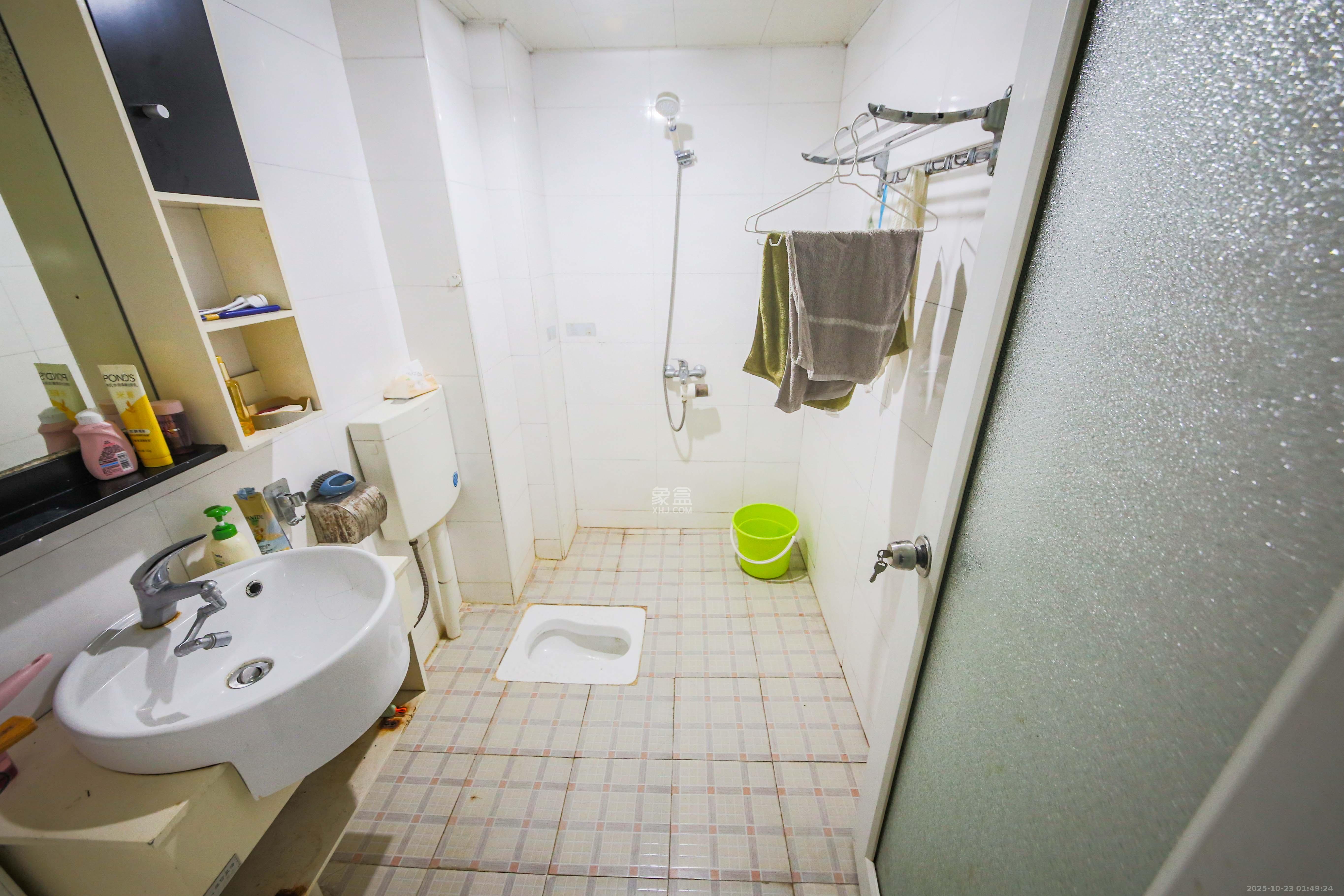 满庭芳小区  1室1厅1卫    40.0万卫生间