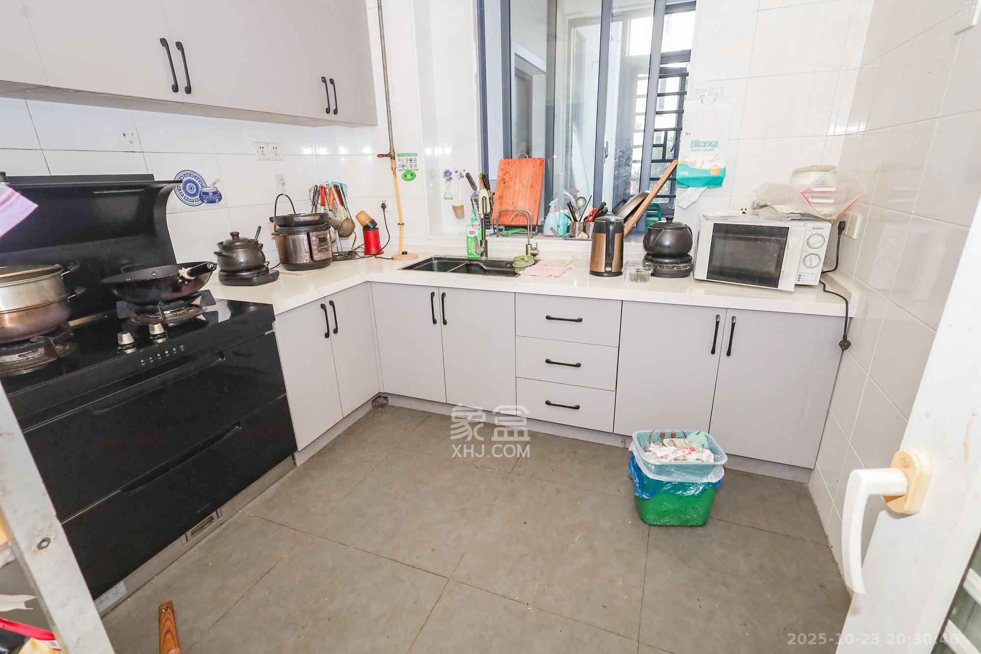 八方小区A区  4室2厅2卫    509.0万 八方小区A区  4室2厅2卫    509.0万厨房