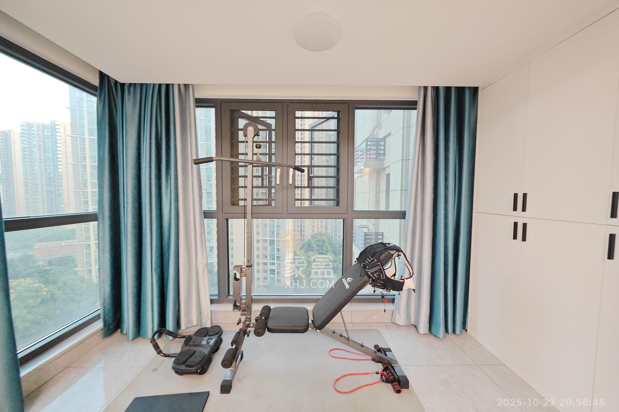 保利大都汇一期、二期  4室2厅1卫    155.0万阳台