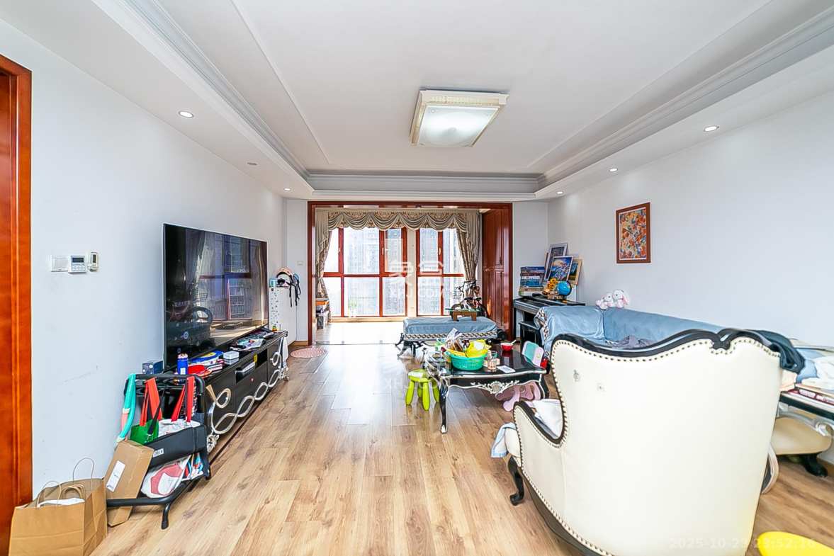 第六都(陆都小区)  4室2厅2卫    320.0万 第六都(陆都小区)  4室2厅2卫    320.0万客厅