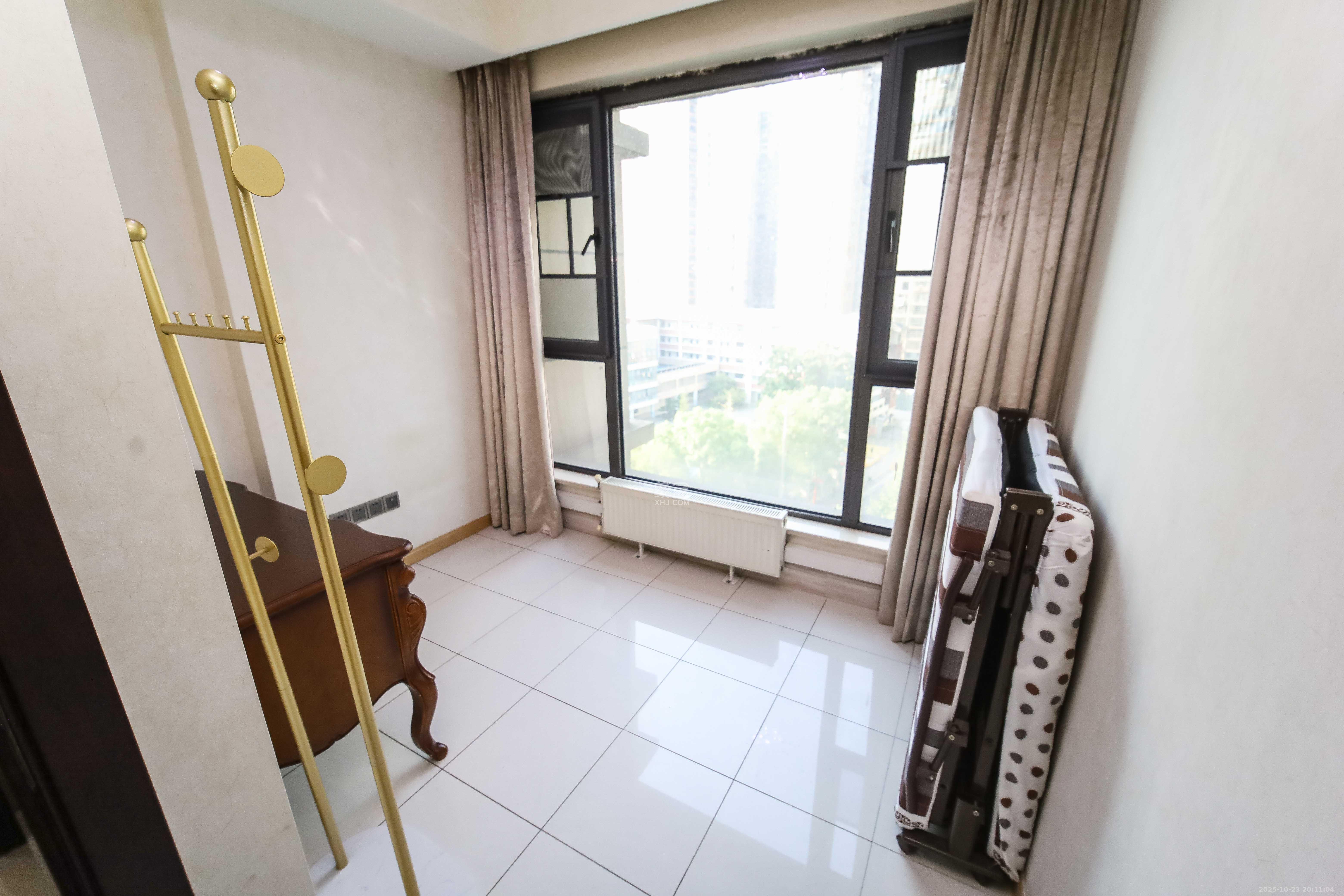 红橡华园(菲莎公馆)  3室2厅2卫    168.0万卧室