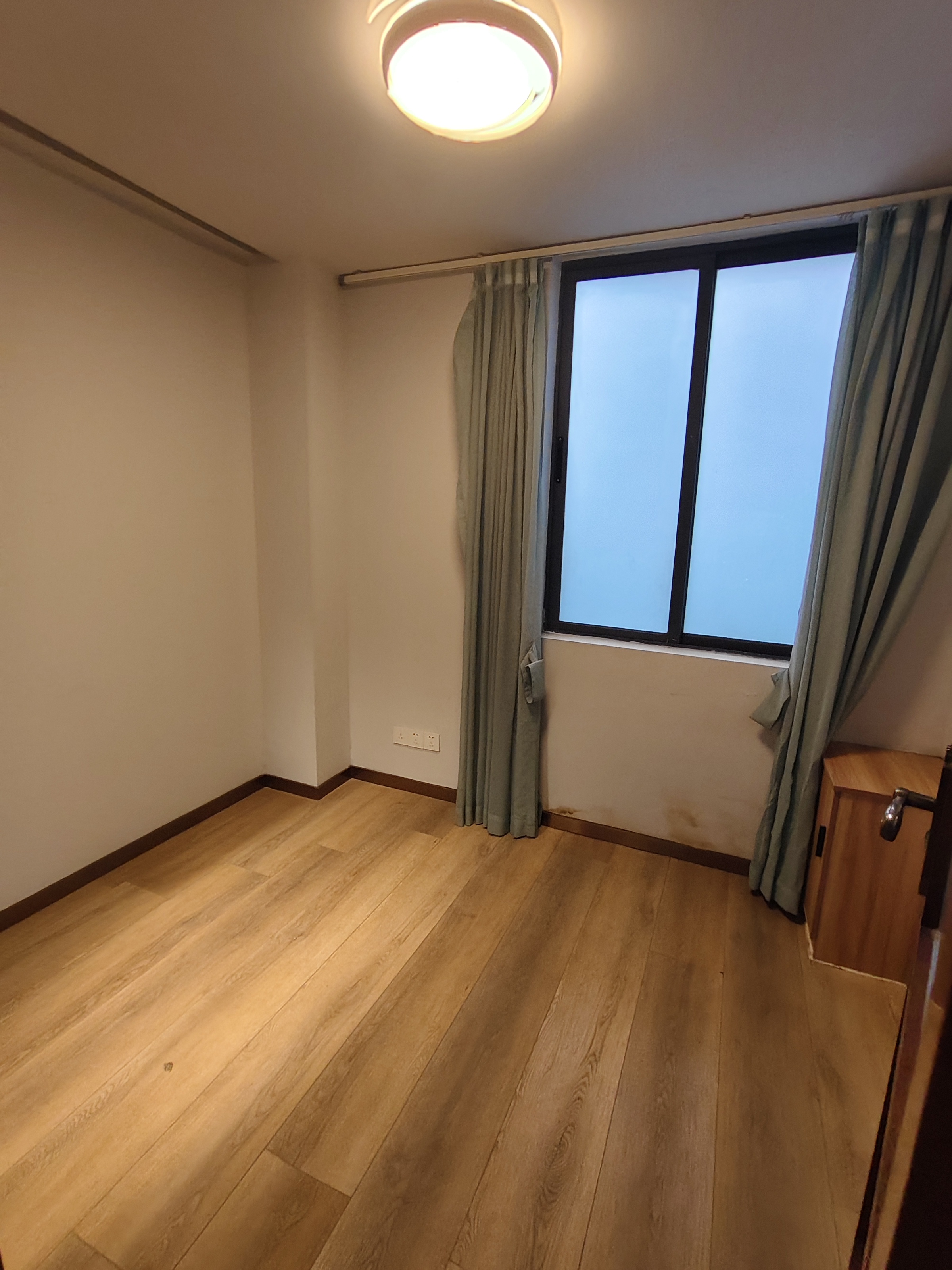 西岭华庭  4室2厅2卫    4200.0元/月室内图