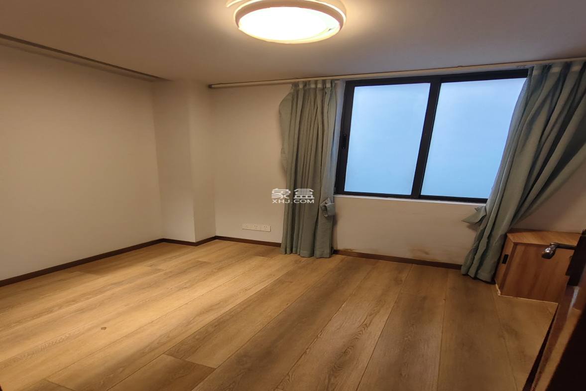 西岭华庭 4室2厅2卫 4200.0元/月 西岭华庭 4室2厅2卫 4200.0元/月室内图