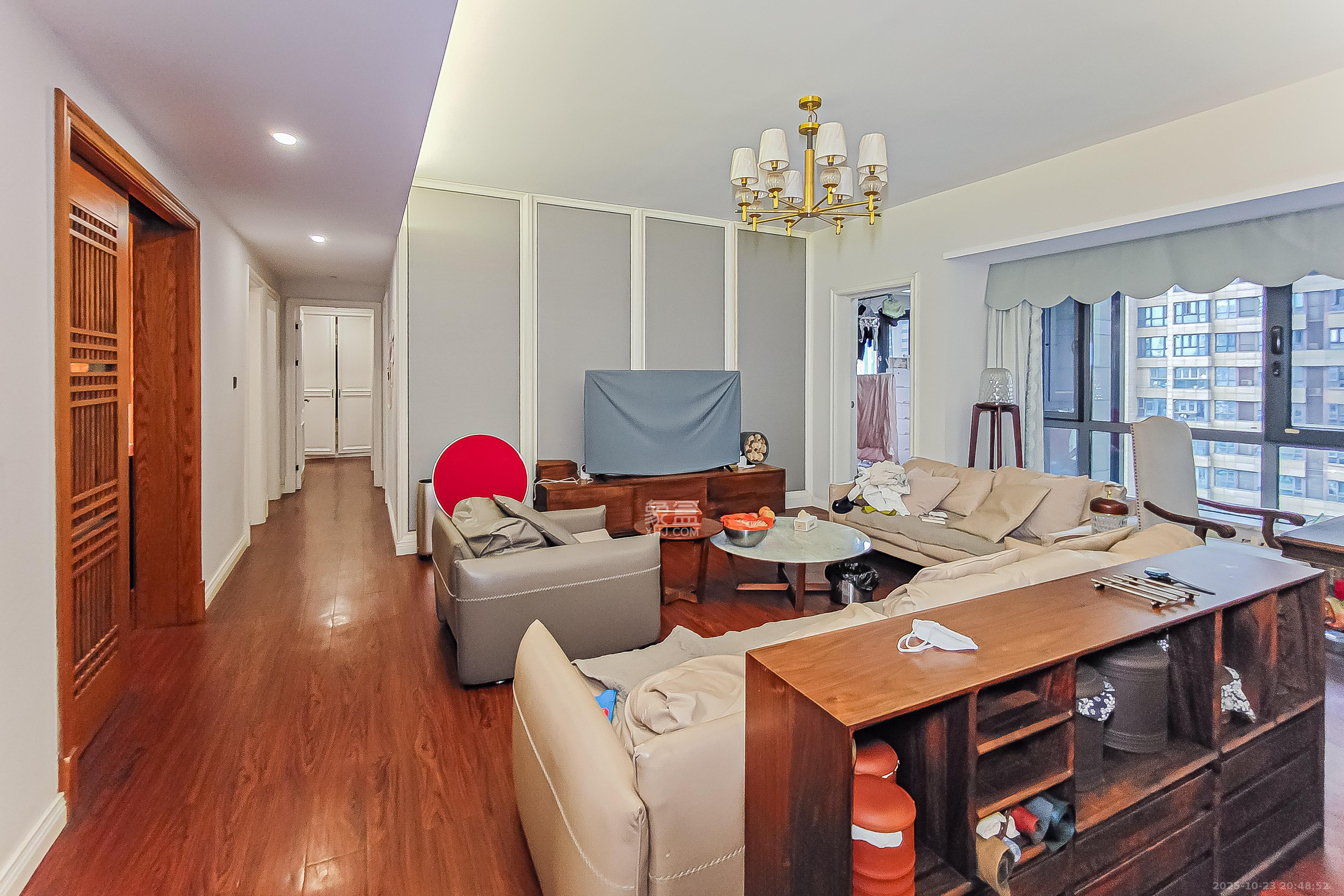 保利国际广场  1室2厅1卫    348.0万 保利国际广场  1室2厅1卫    348.0万客厅