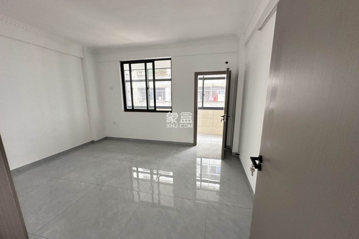 琼建加工厂宿舍(高登西街) 3室2厅2卫 100.0万 琼建加工厂宿舍(高登西街) 3室2厅2卫 100.0万客厅