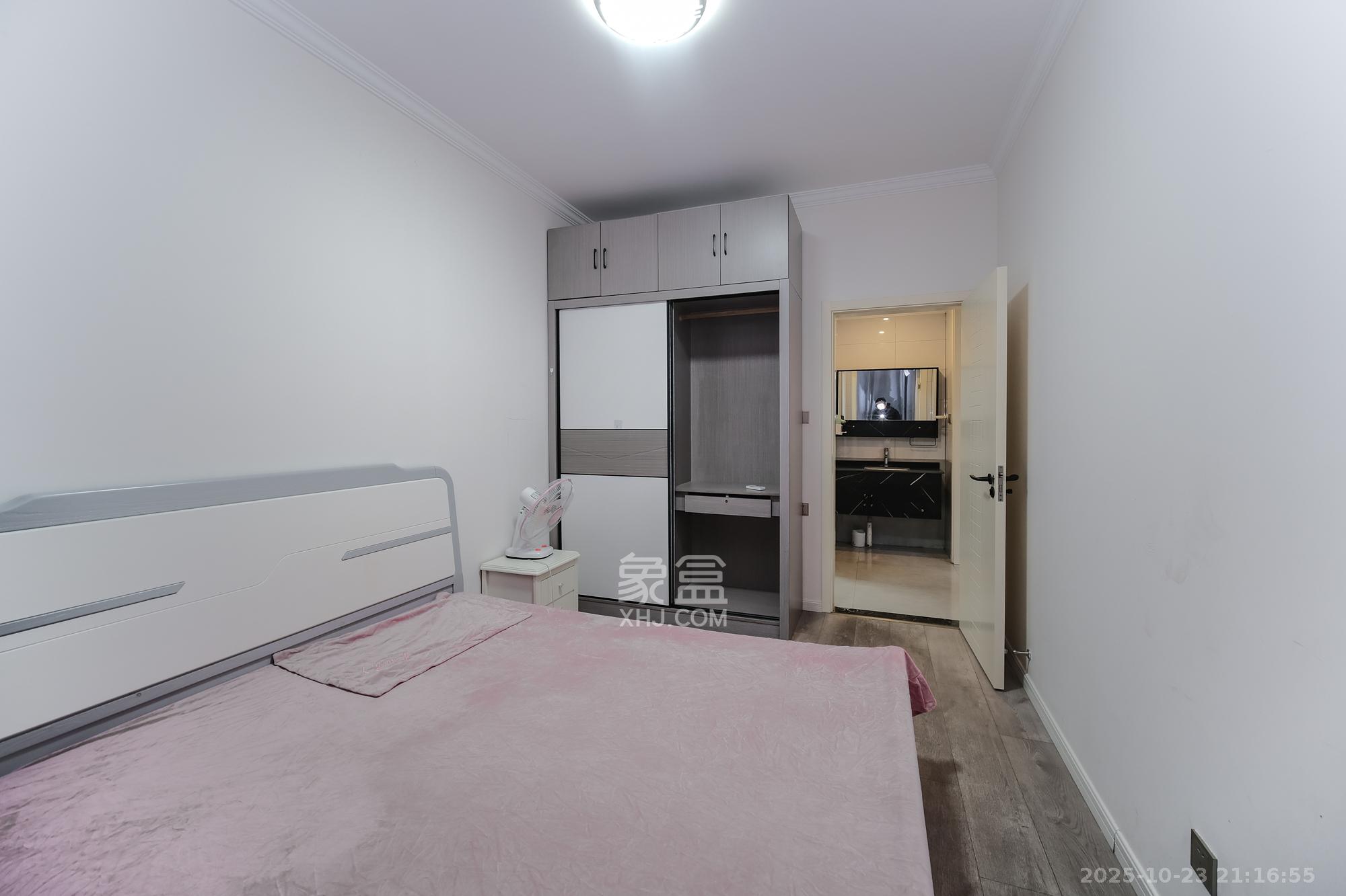 三一街区  3室2厅2卫    92.8万卧室