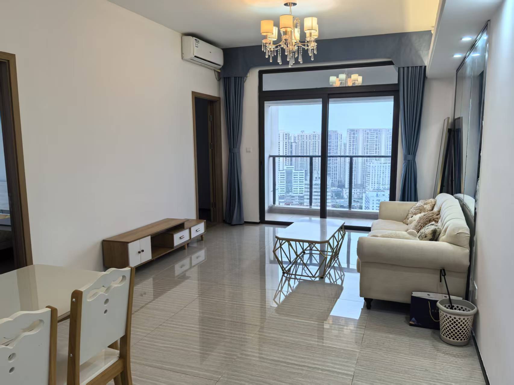 恒大外滩  2室2厅1卫    3300.0元/月 恒大外滩  2室2厅1卫    3300.0元/月室内图