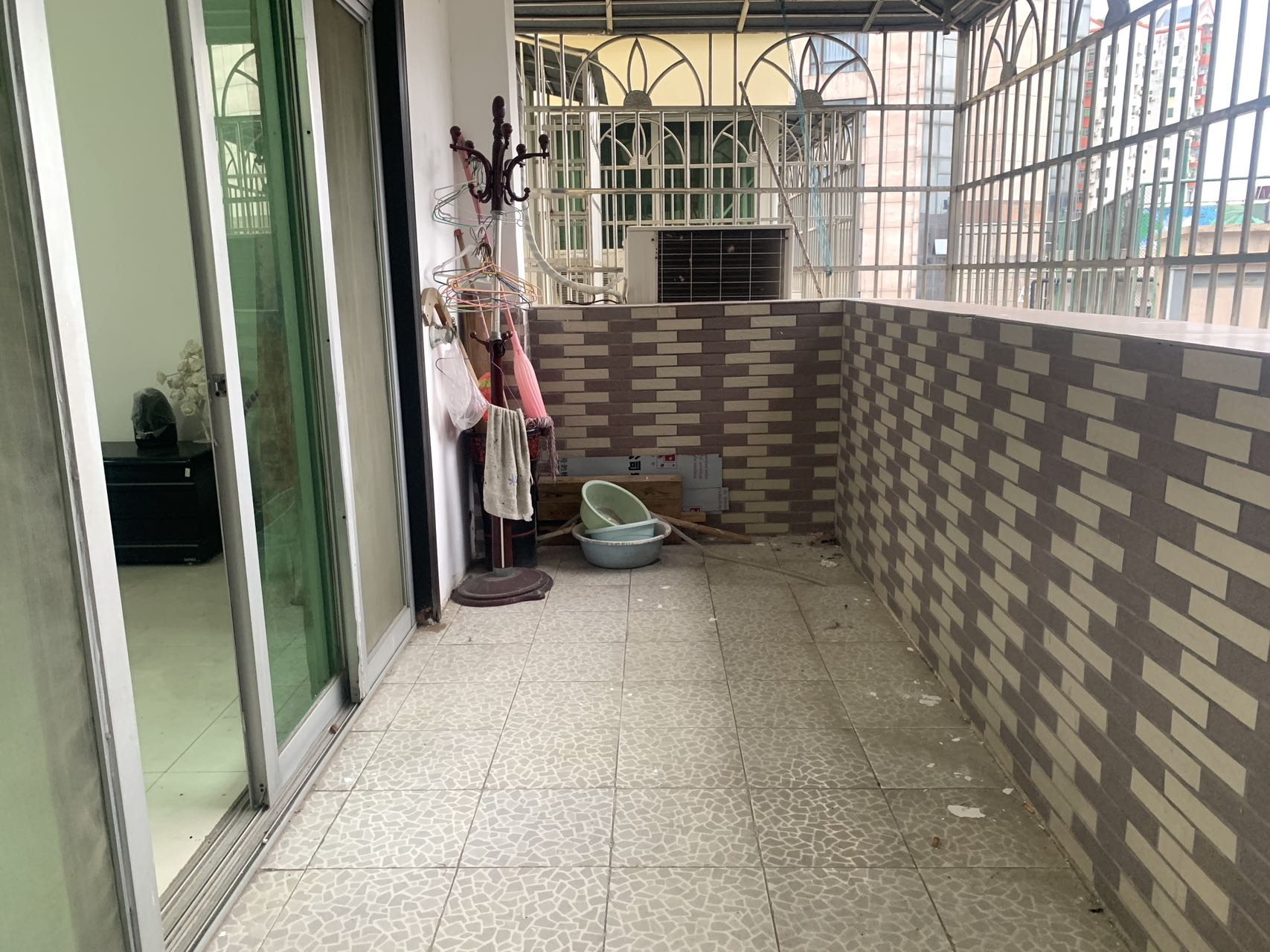 民贸花园  3室2厅2卫    115.0万客厅