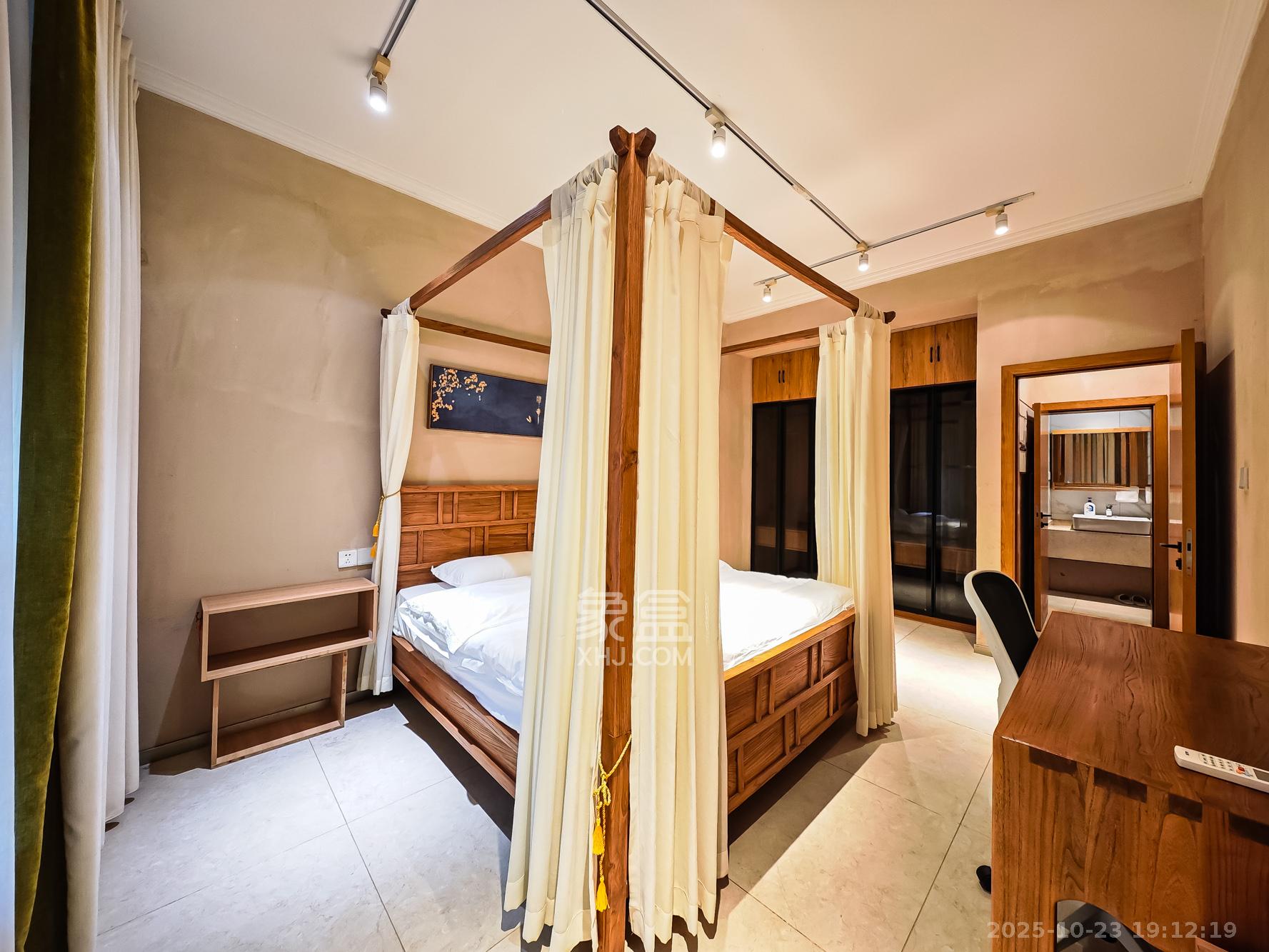 绿地海外滩一期  5室2厅3卫    380.0万卧室