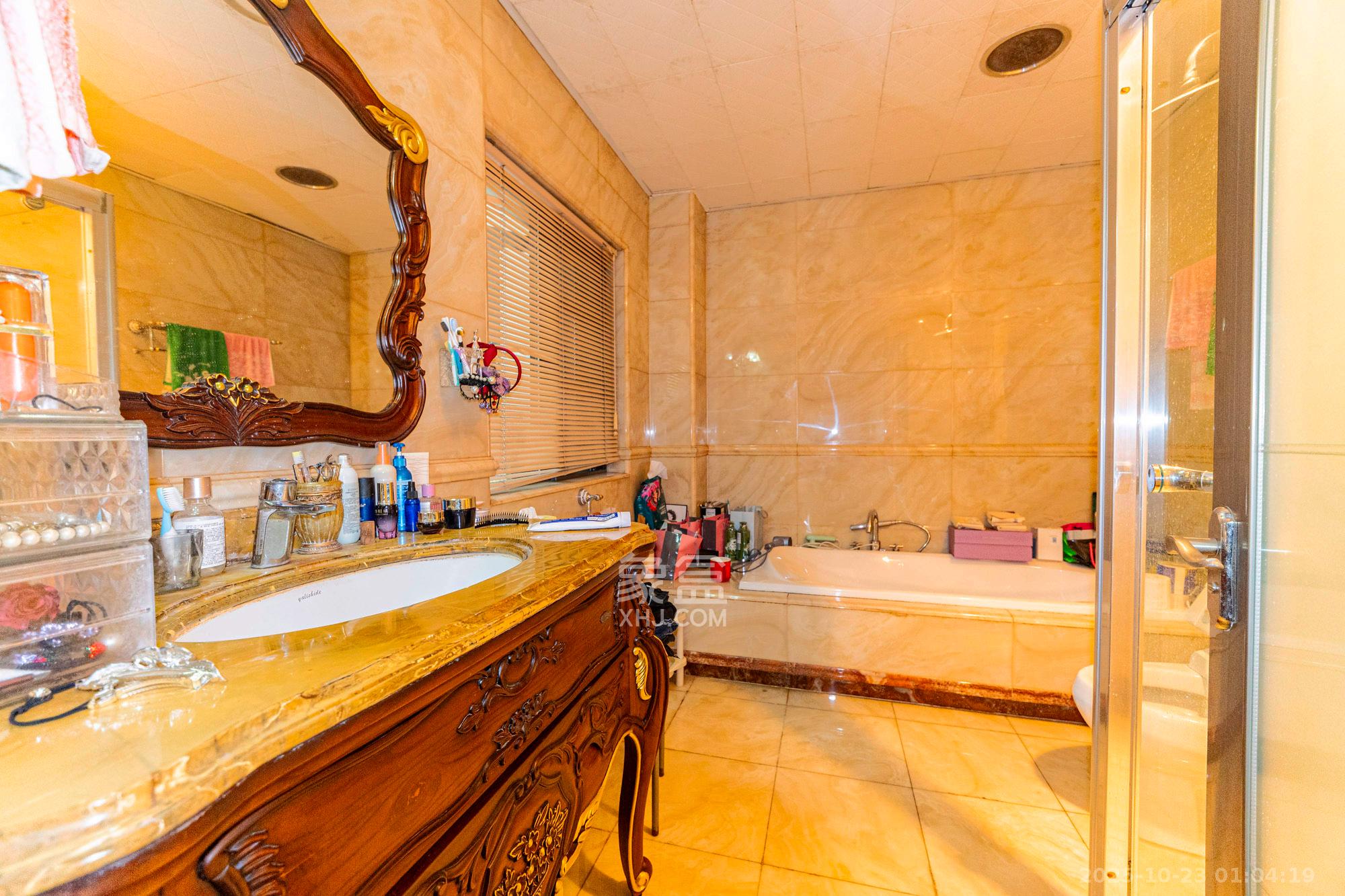 湘龙家园  8室3厅3卫    528.0万 湘龙家园  8室3厅3卫    528.0万卫生间