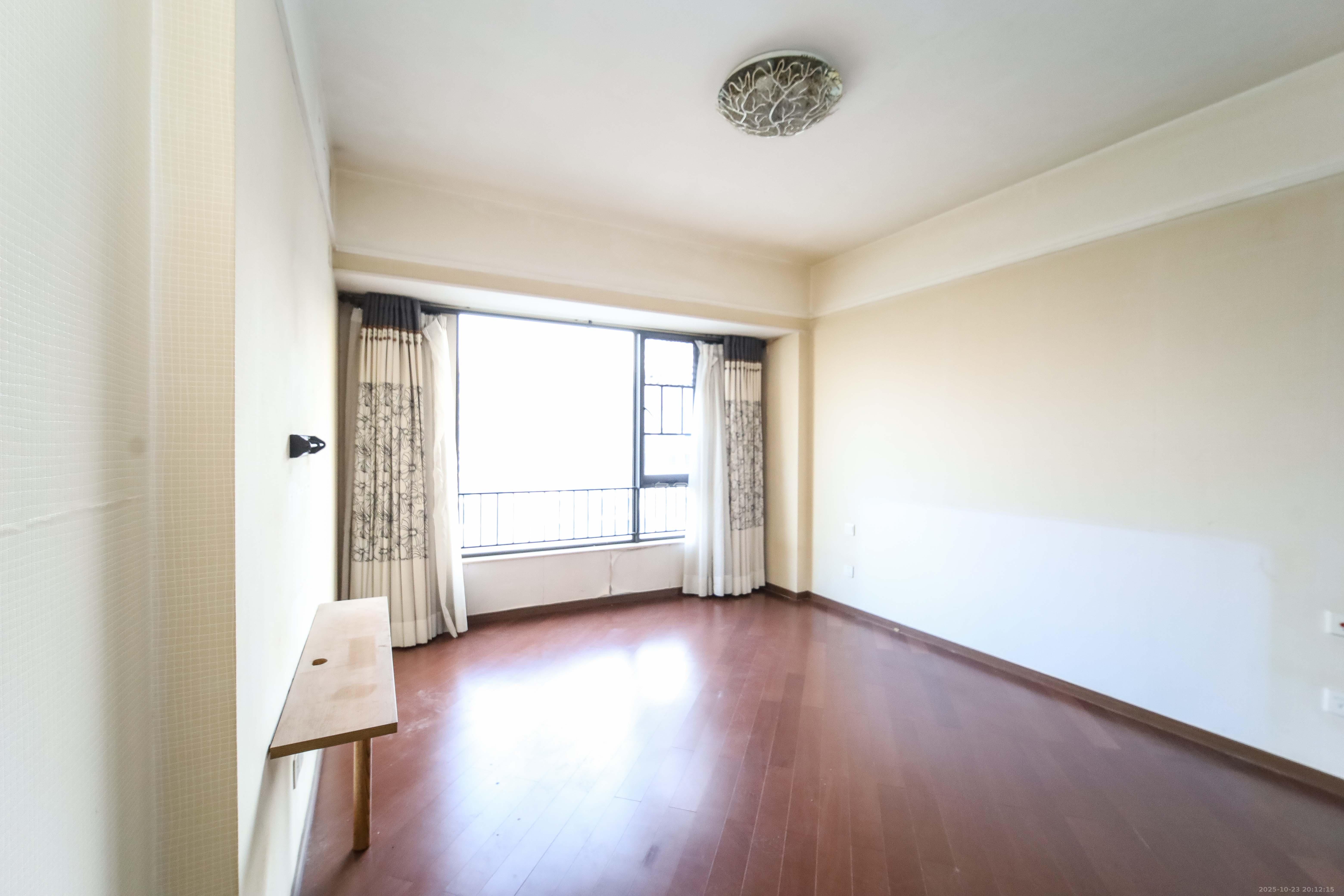 万科金域蓝湾  3室2厅2卫    130.0万卧室