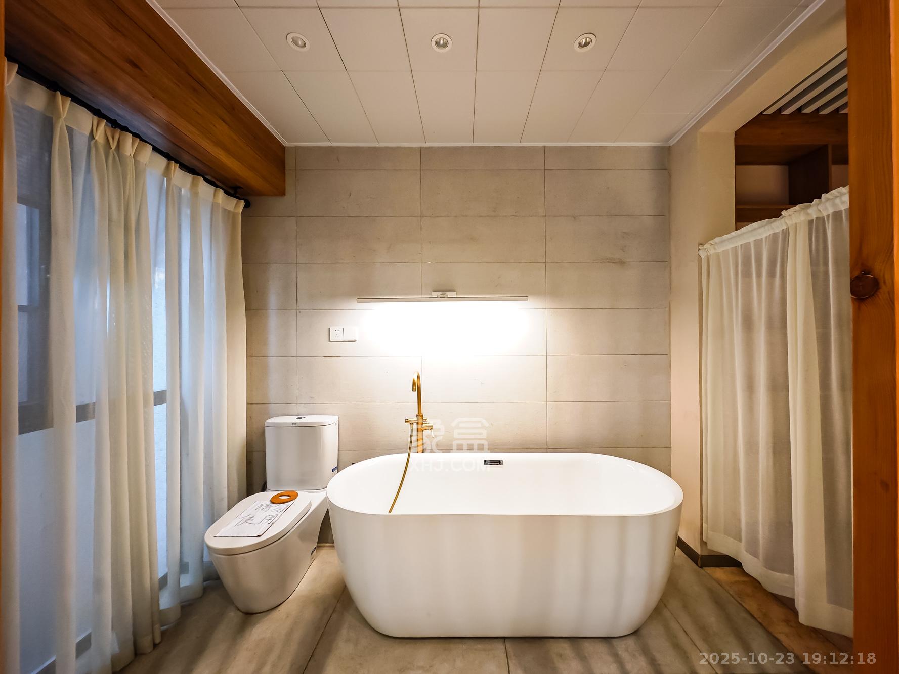 绿地海外滩一期  5室2厅3卫    380.0万卫生间