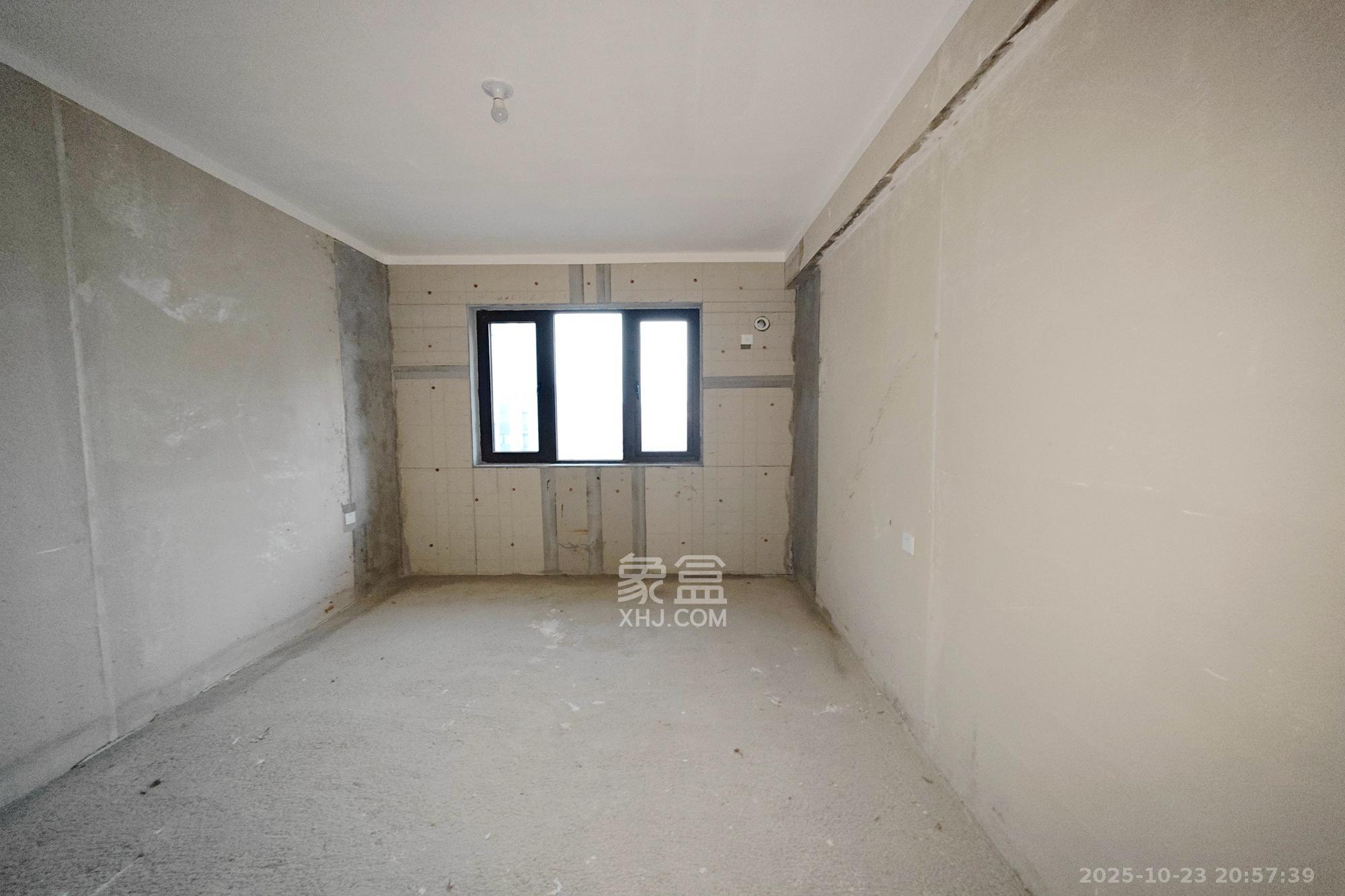 保利大都汇四期  5室2厅2卫    168.0万卧室