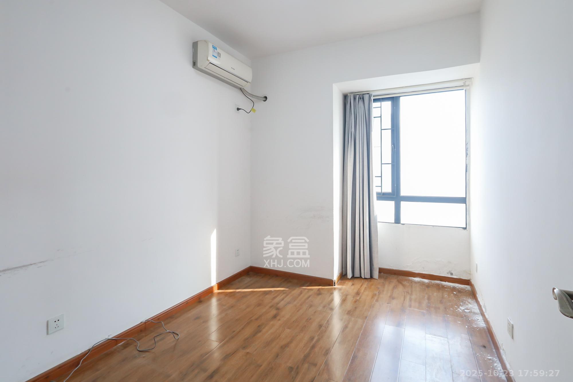 奥克斯广场  3室2厅1卫    87.0万 奥克斯广场  3室2厅1卫    87.0万卧室