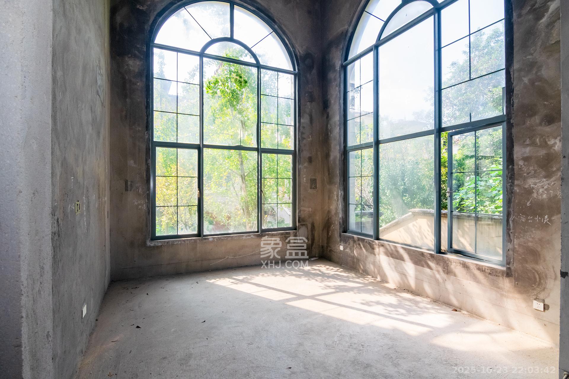 中粮北纬28°别墅  6室2厅4卫    528.0万客厅