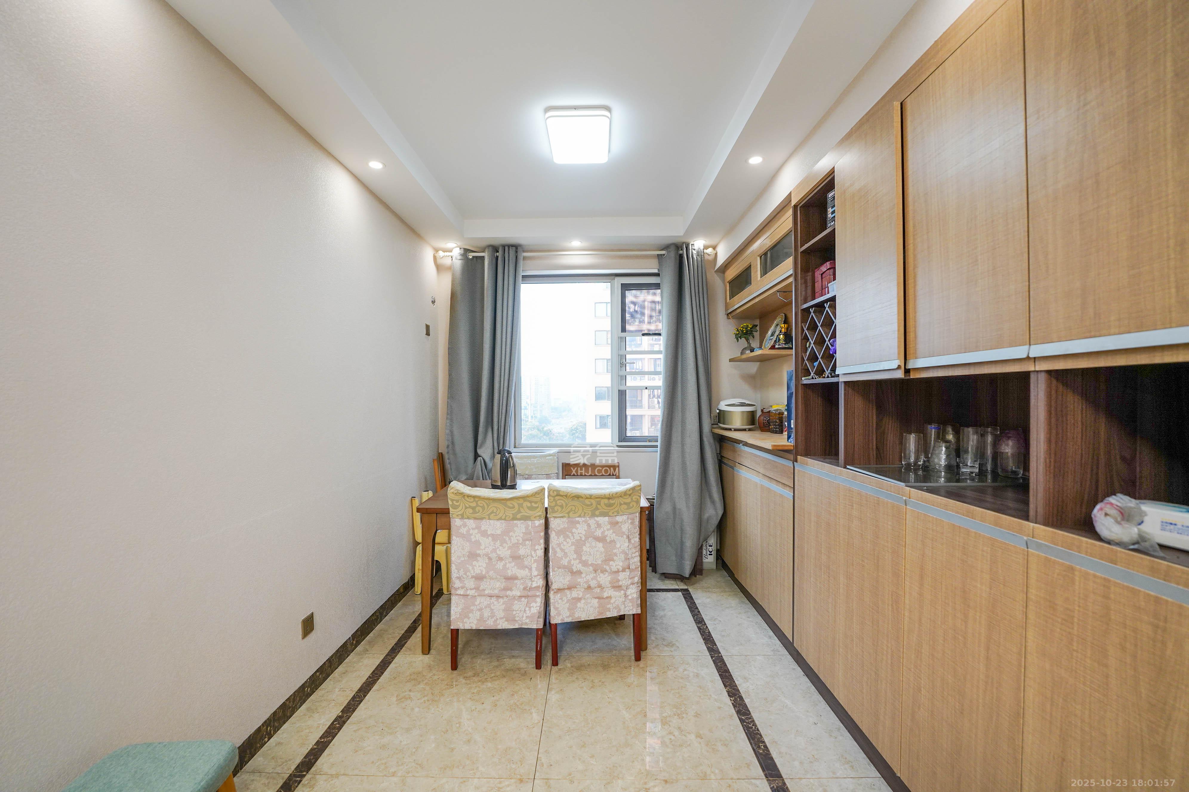 丽发新城  3室2厅1卫    82.0万客厅