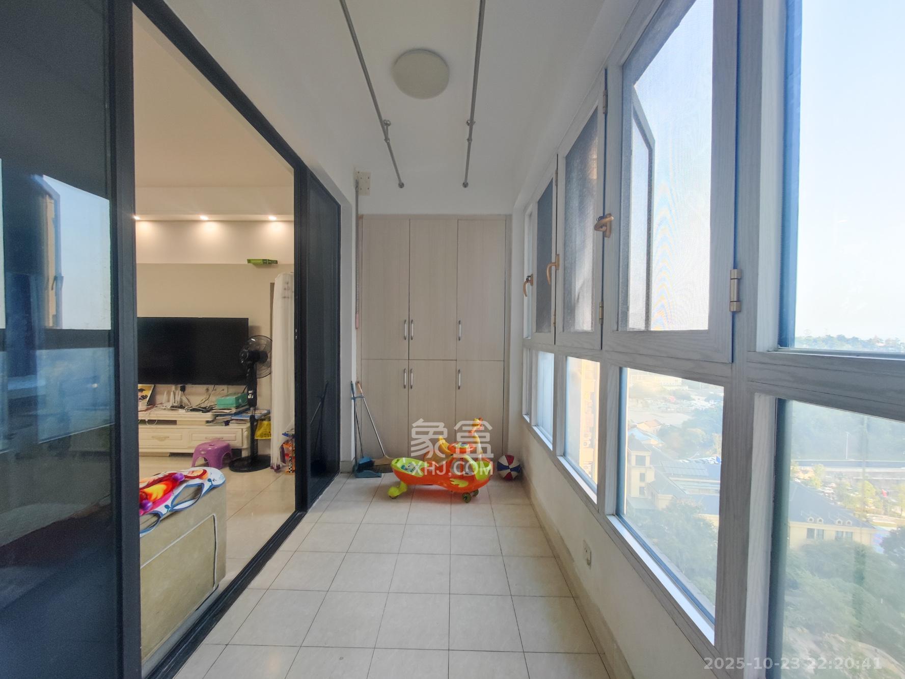 长房半岛蓝湾（观山月）  3室2厅2卫    100.0万阳台