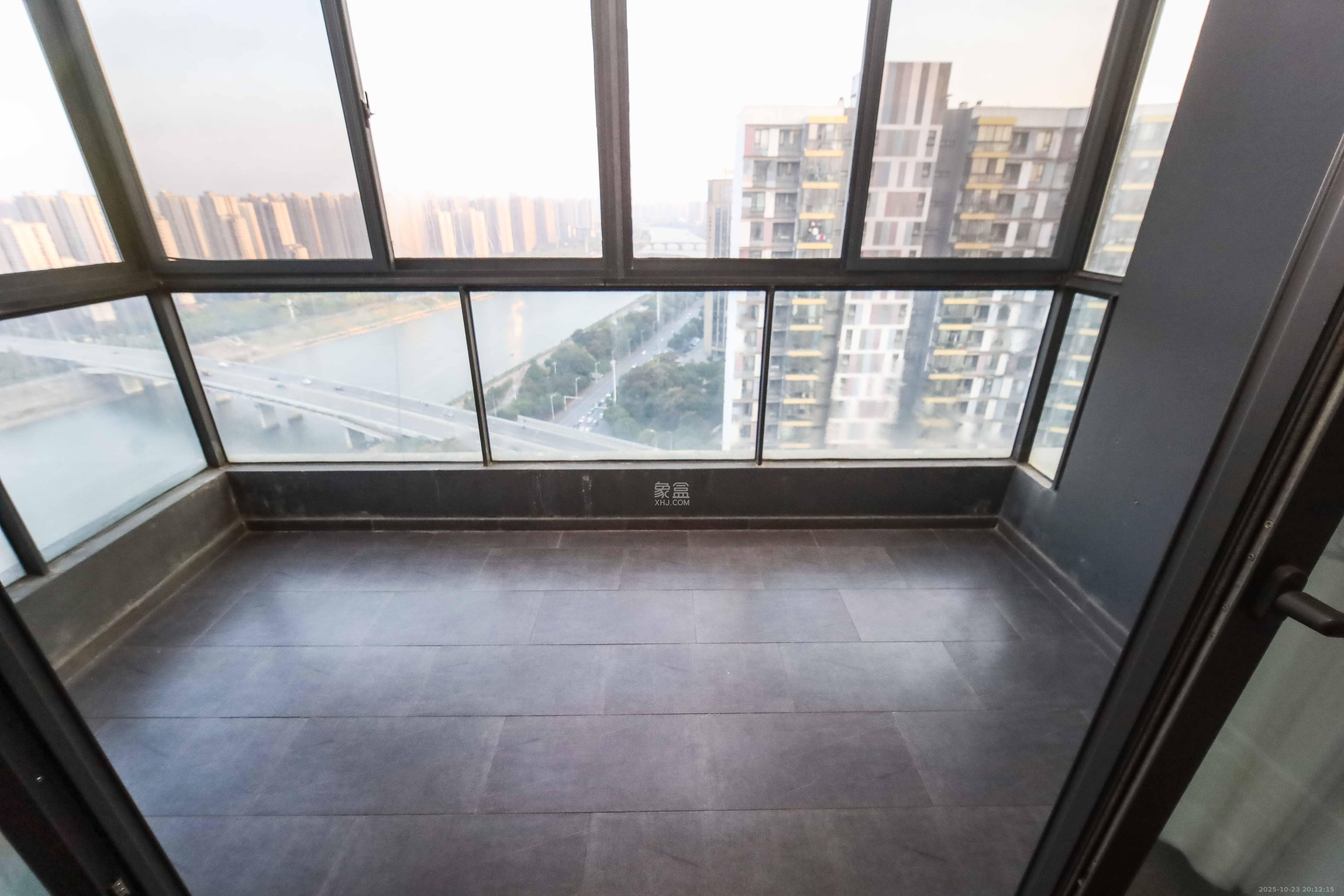 万科金域蓝湾  3室2厅2卫    130.0万 万科金域蓝湾  3室2厅2卫    130.0万阳台