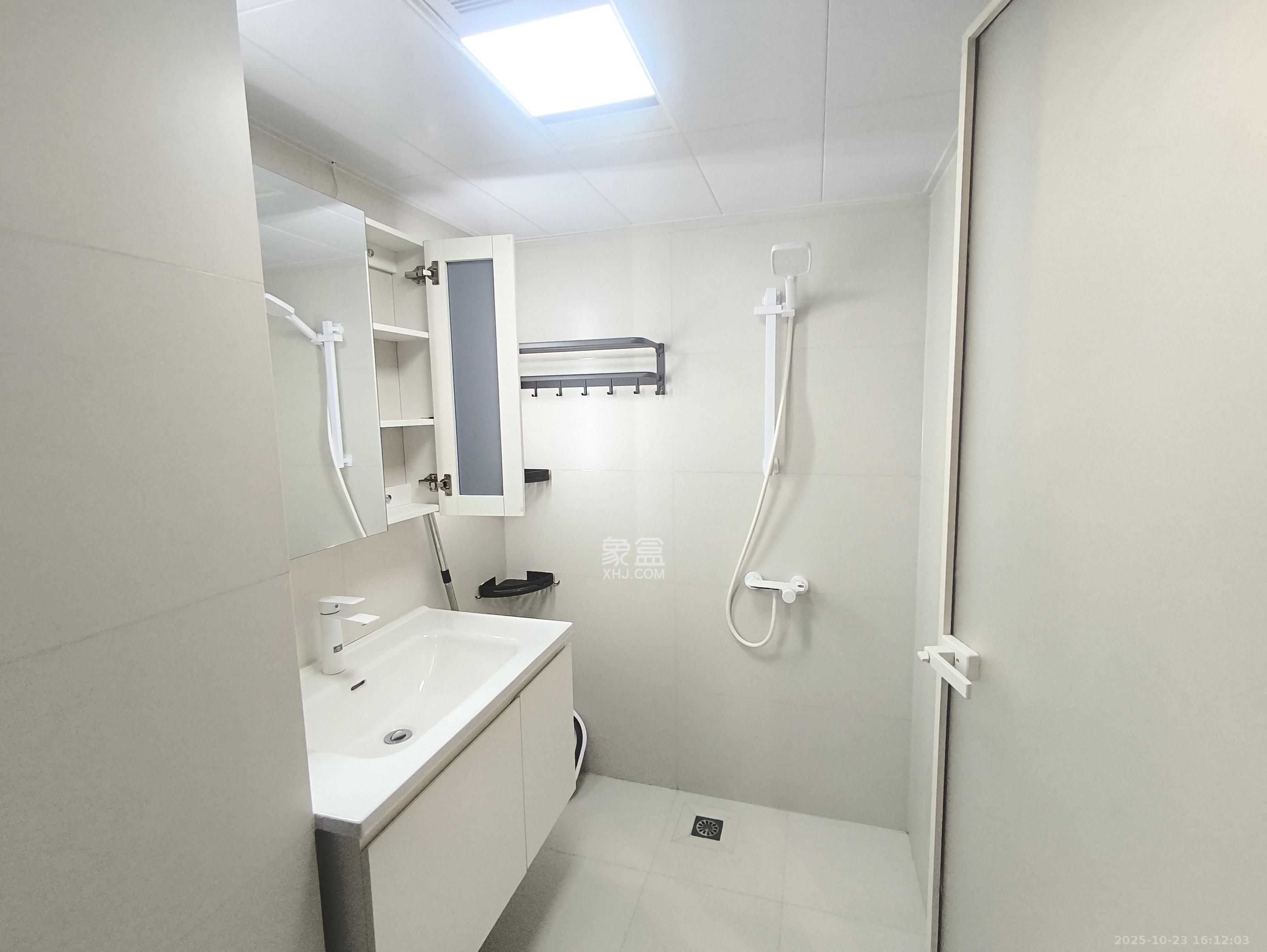 绿地V岛 2室2厅1卫 2300.0元/月 绿地V岛 2室2厅1卫 2300.0元/月室内图