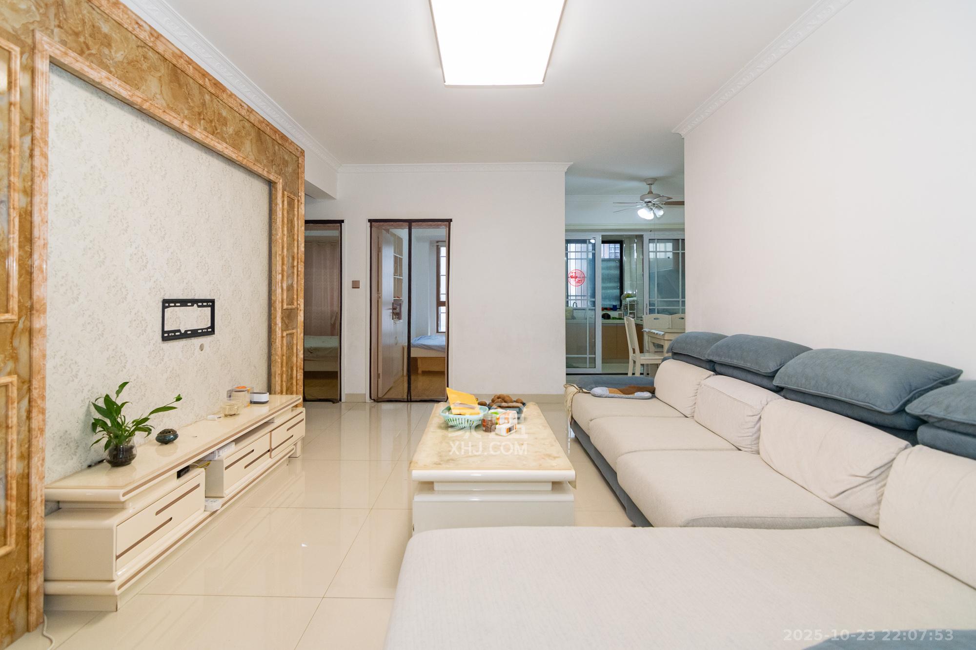 新城国际花都 3室2厅1卫 56.8万 新城国际花都 3室2厅1卫 56.8万客厅