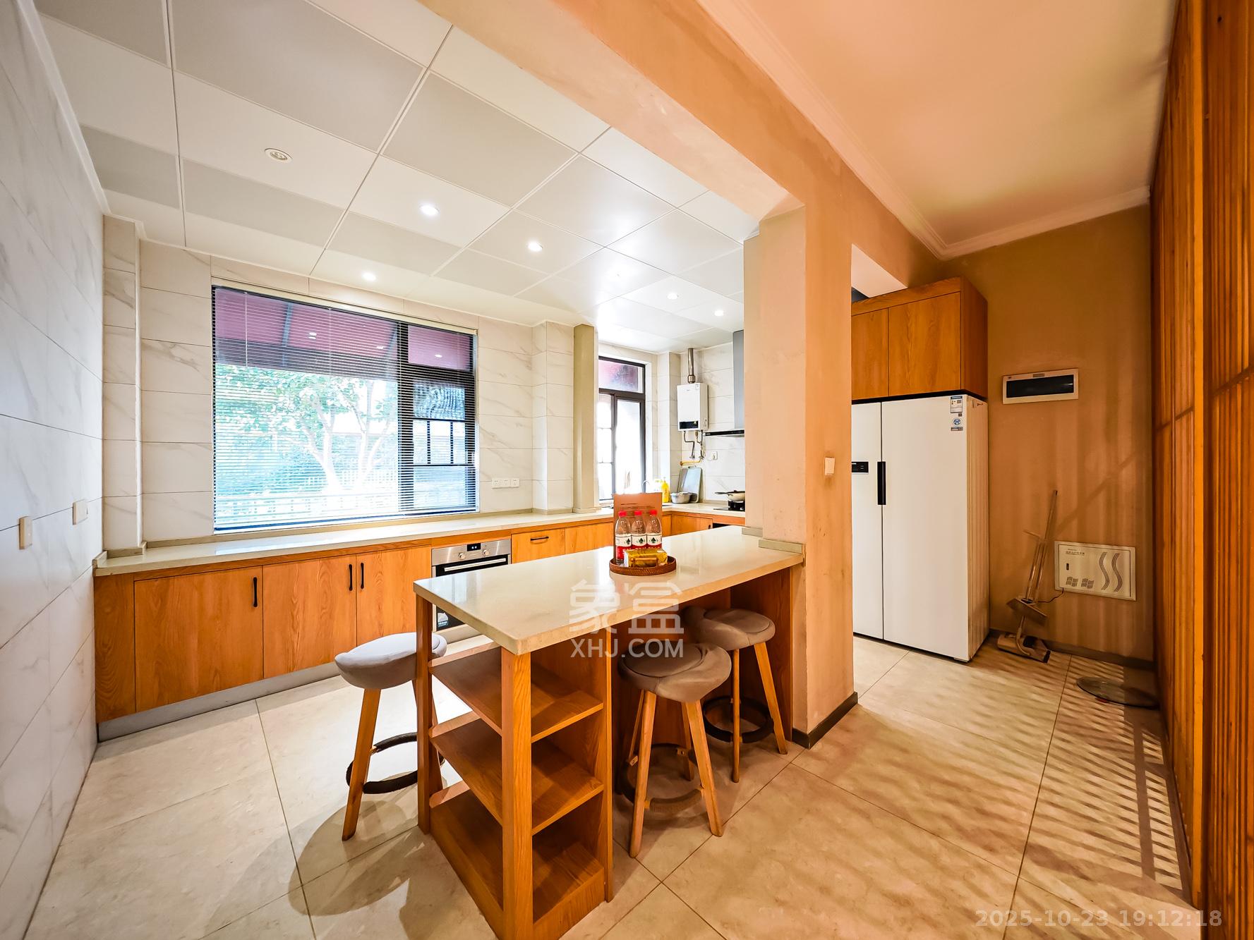 绿地海外滩一期  5室2厅3卫    380.0万厨房