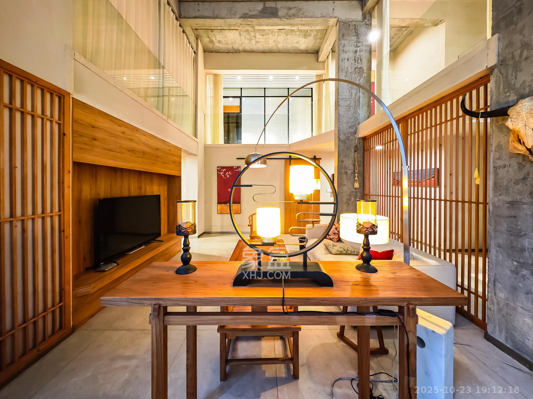 绿地海外滩一期  5室2厅3卫    380.0万客厅