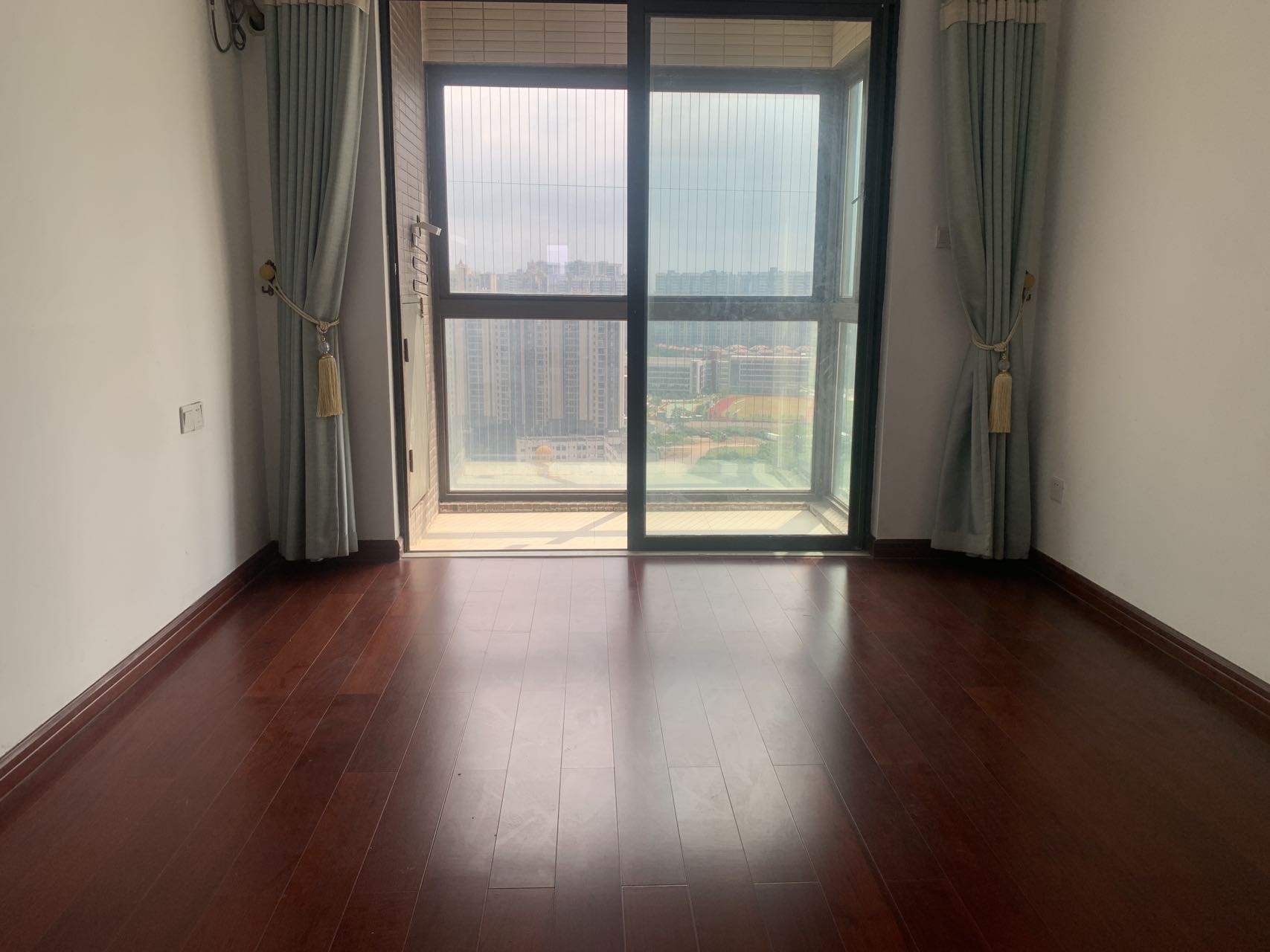 中海锦城  3室2厅2卫    158.0万 中海锦城  3室2厅2卫    158.0万客厅