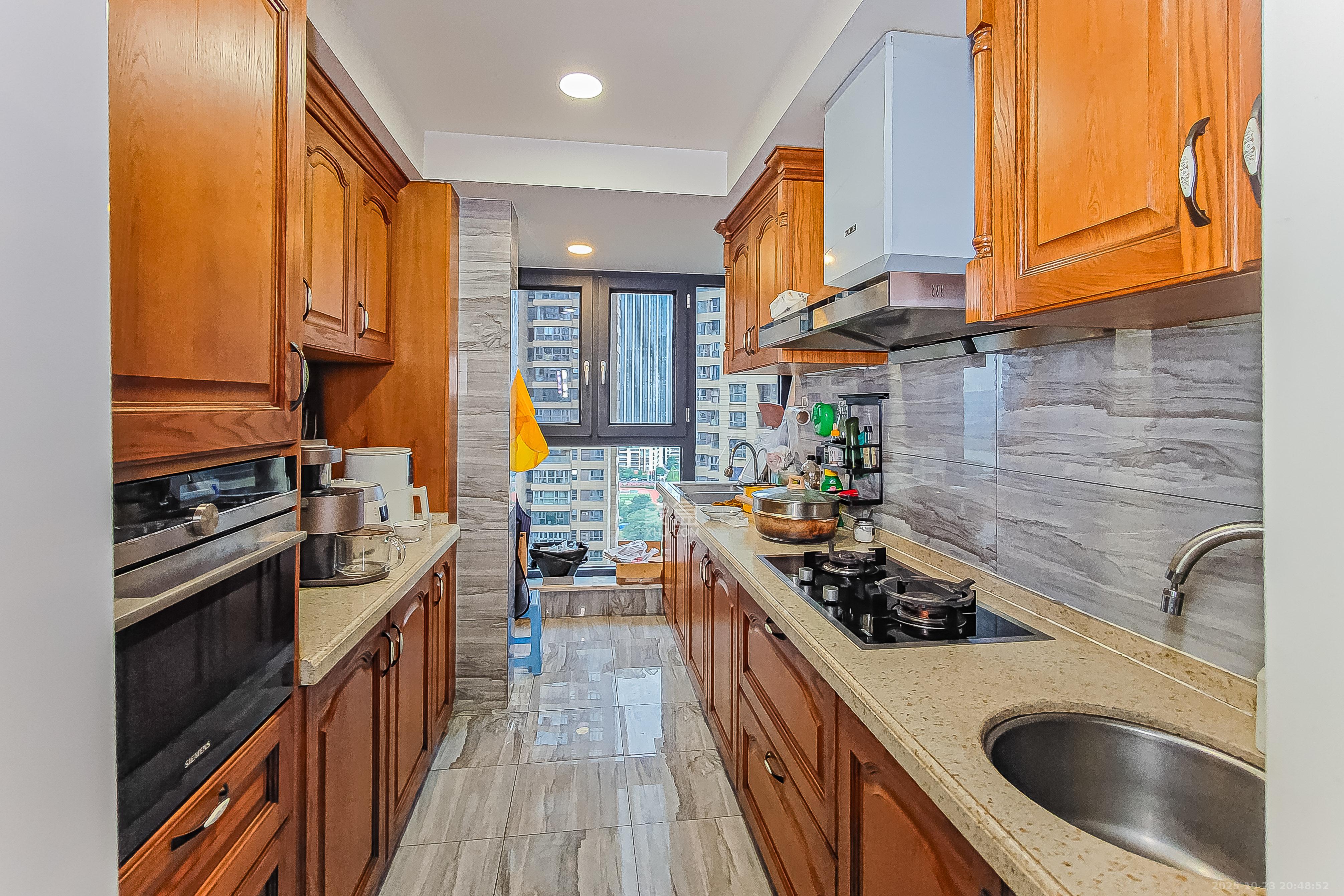 保利国际广场  1室2厅1卫    348.0万 保利国际广场  1室2厅1卫    348.0万厨房