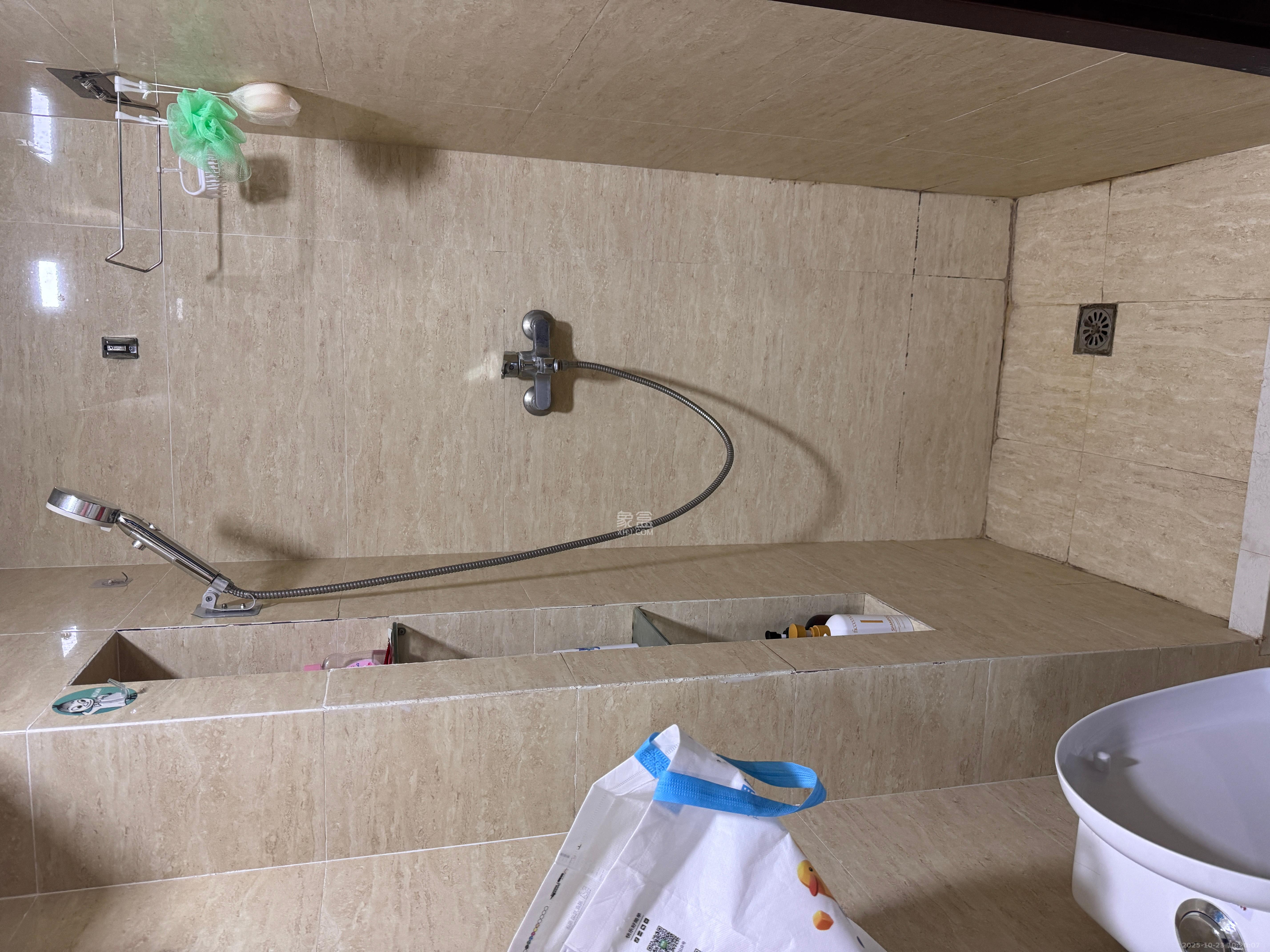 绿地中央广场  1室1厅1卫    1500.0元/月 绿地中央广场  1室1厅1卫    1500.0元/月室内图