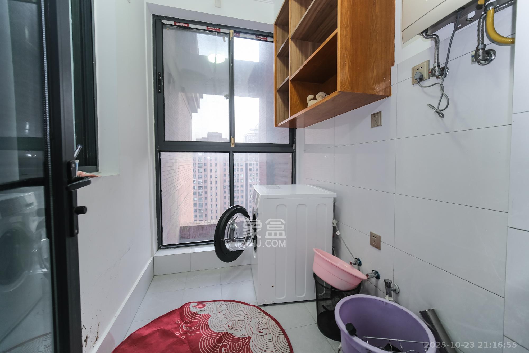 三一街区  3室2厅2卫    92.8万阳台