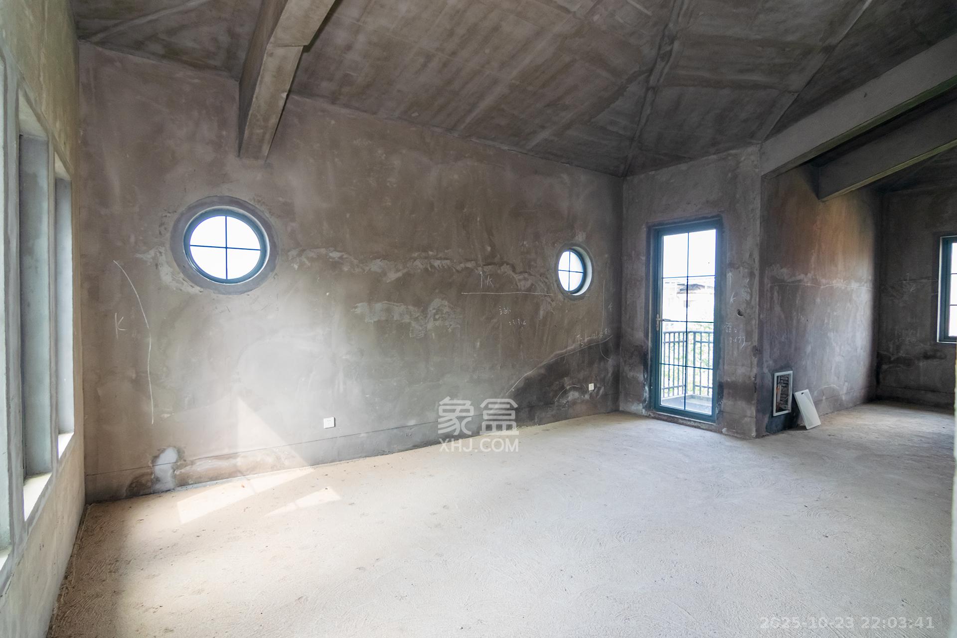 中粮北纬28°别墅  6室2厅4卫    528.0万卧室