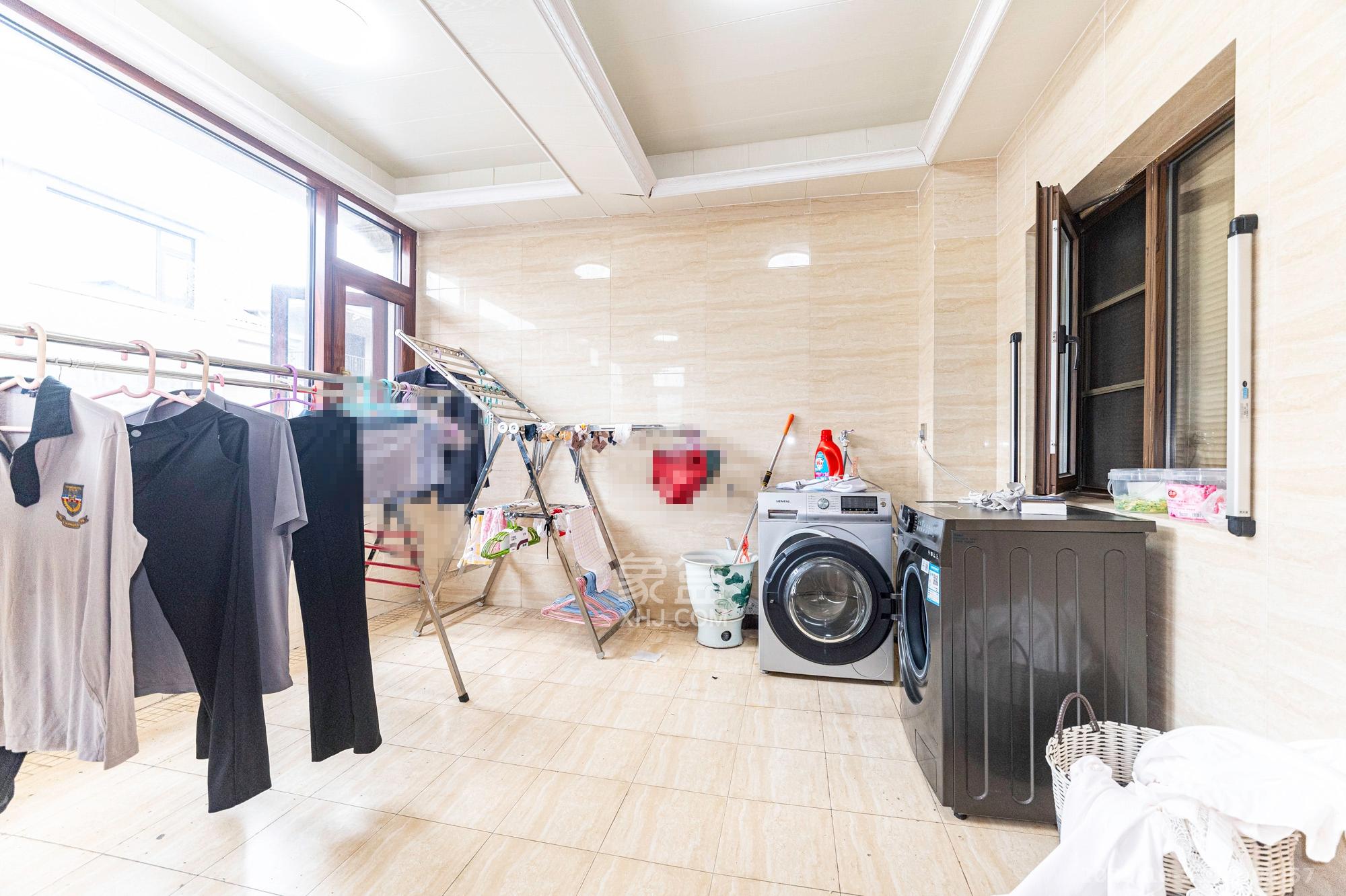 湘龙家园  8室3厅3卫    528.0万 湘龙家园  8室3厅3卫    528.0万阳台