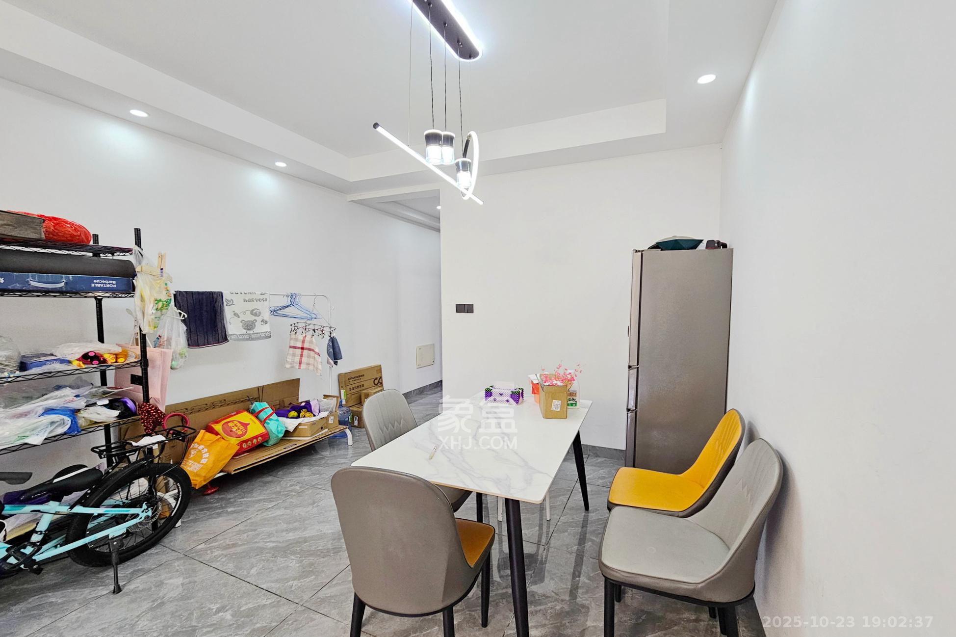 阳光城尚东湾青云苑 1室2厅1卫 84.98万 阳光城尚东湾青云苑 1室2厅1卫 84.98万客厅