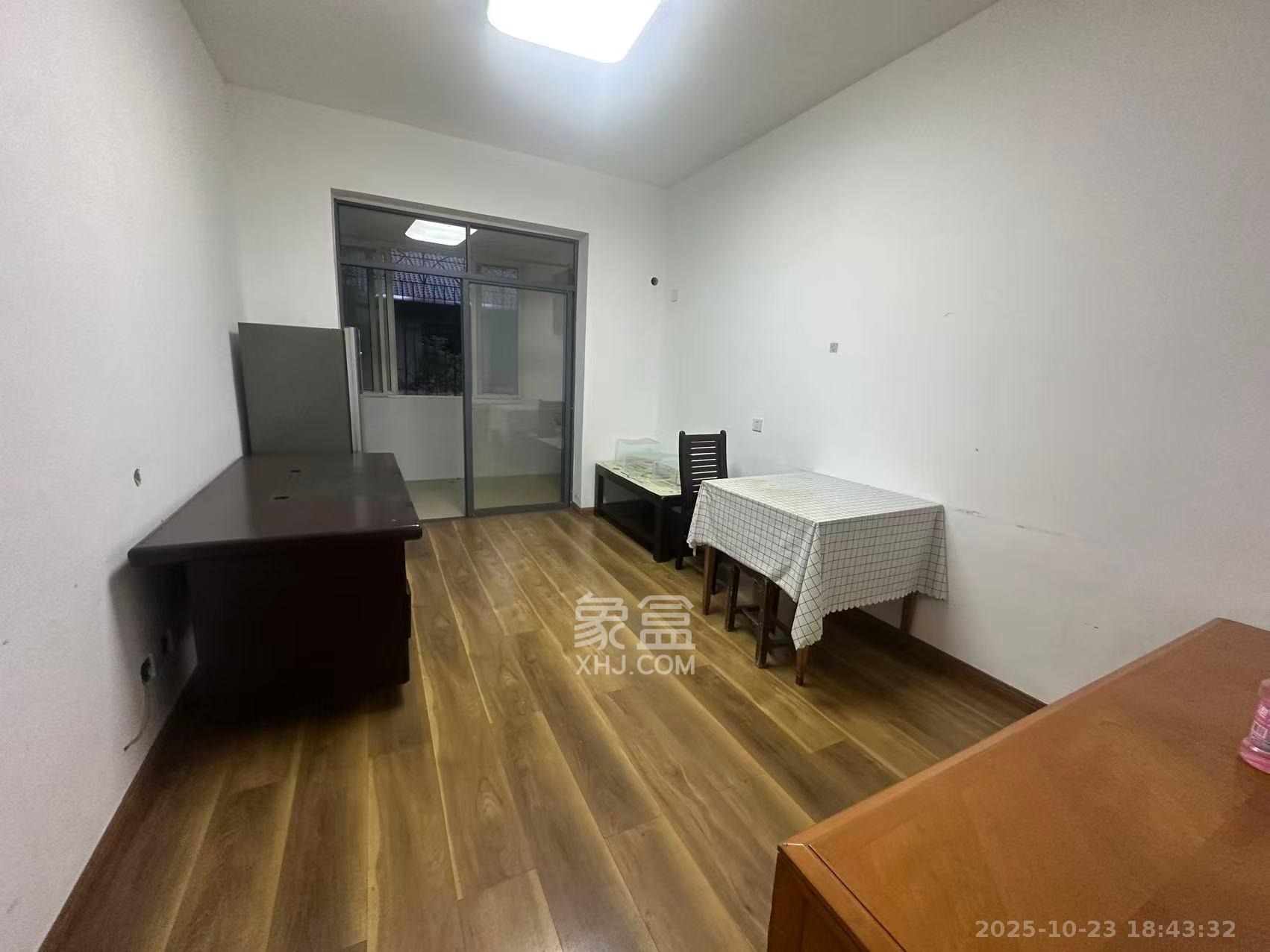 香樟路湖南有色劳动保护研究院宿舍  2室1厅1卫    1500.0元/月