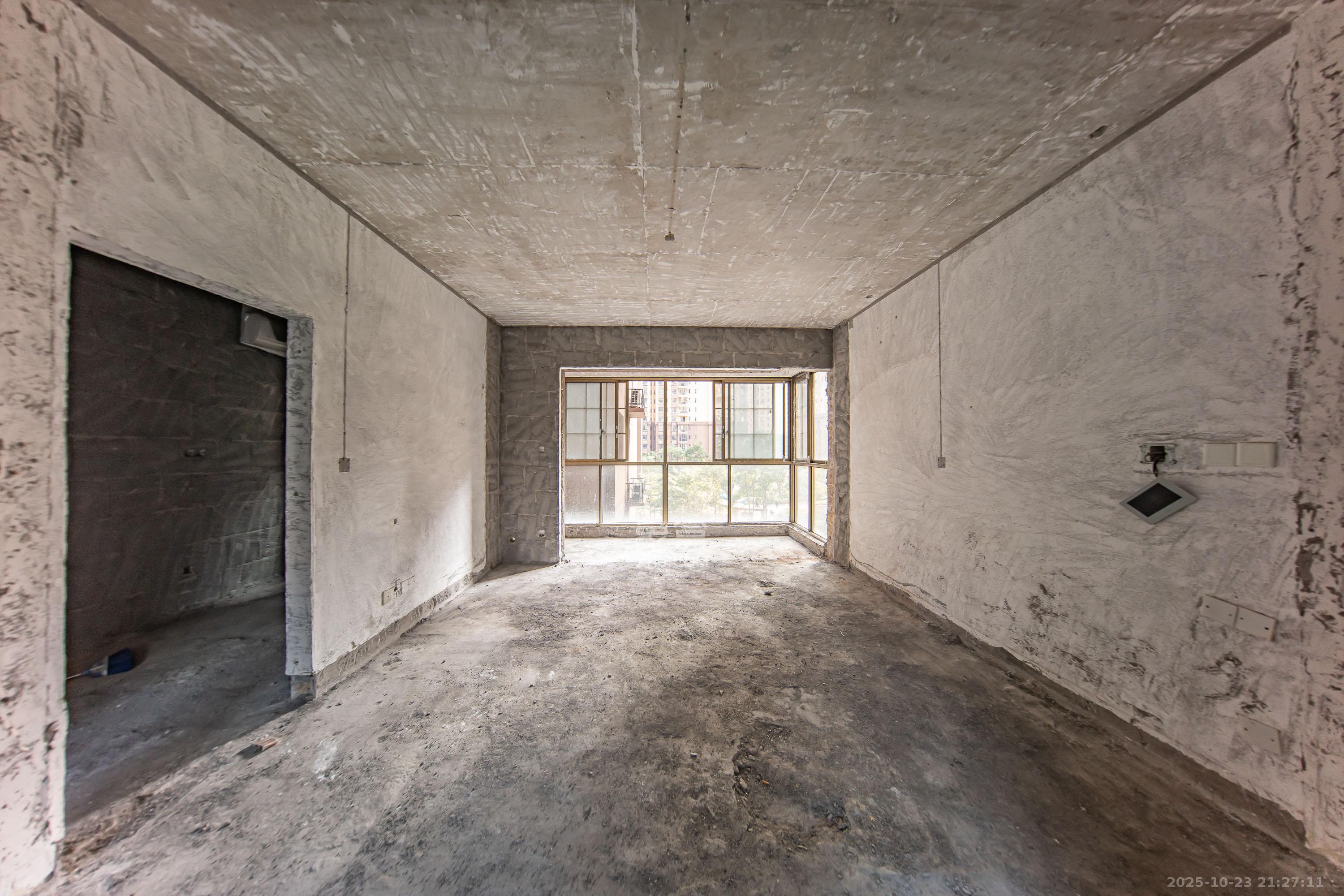 江山帝景哈佛  5室2厅2卫    103.8万客厅