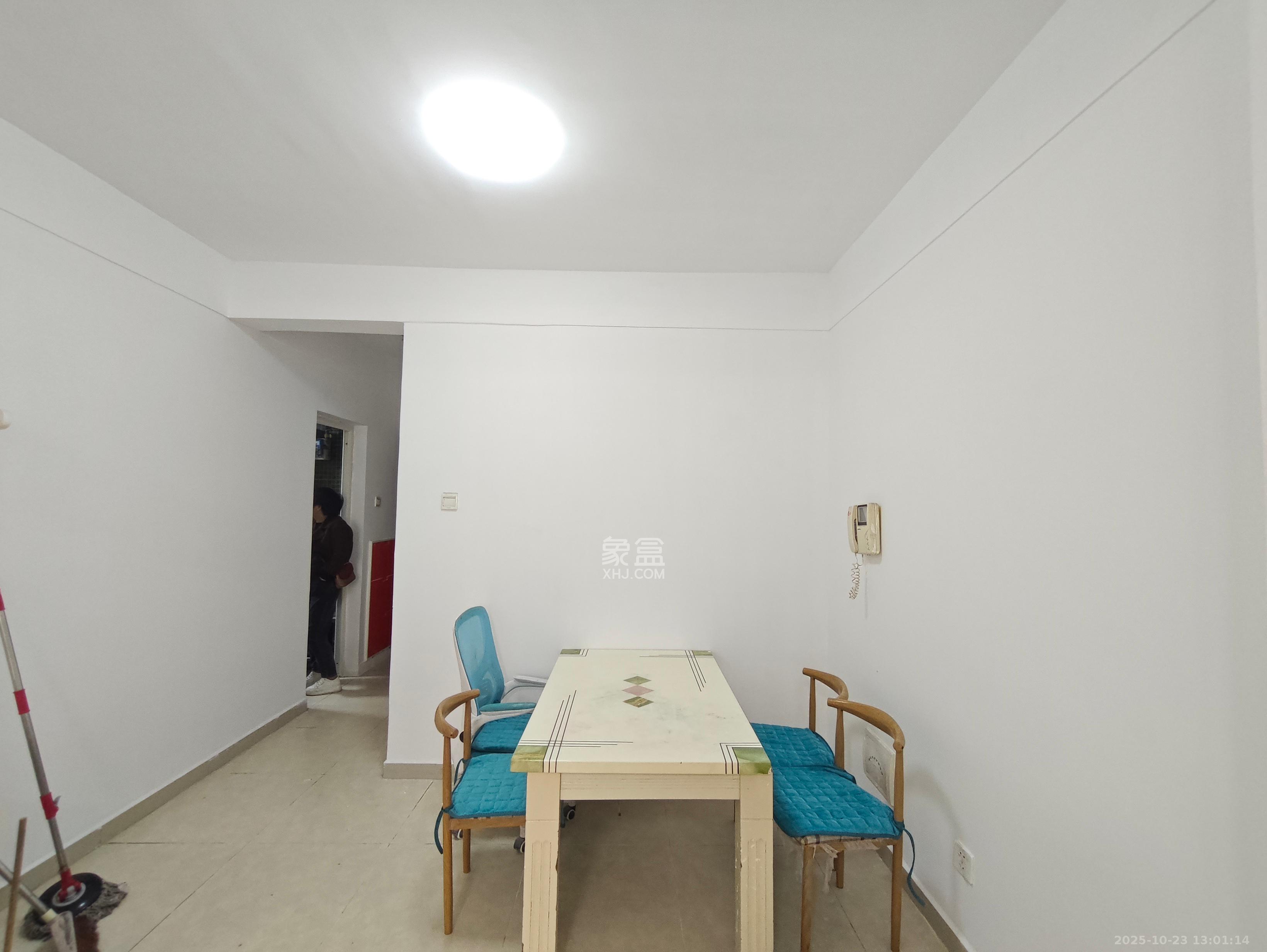 未来蜂巢  1室2厅1卫    1400.0元/月 未来蜂巢  1室2厅1卫    1400.0元/月室内图