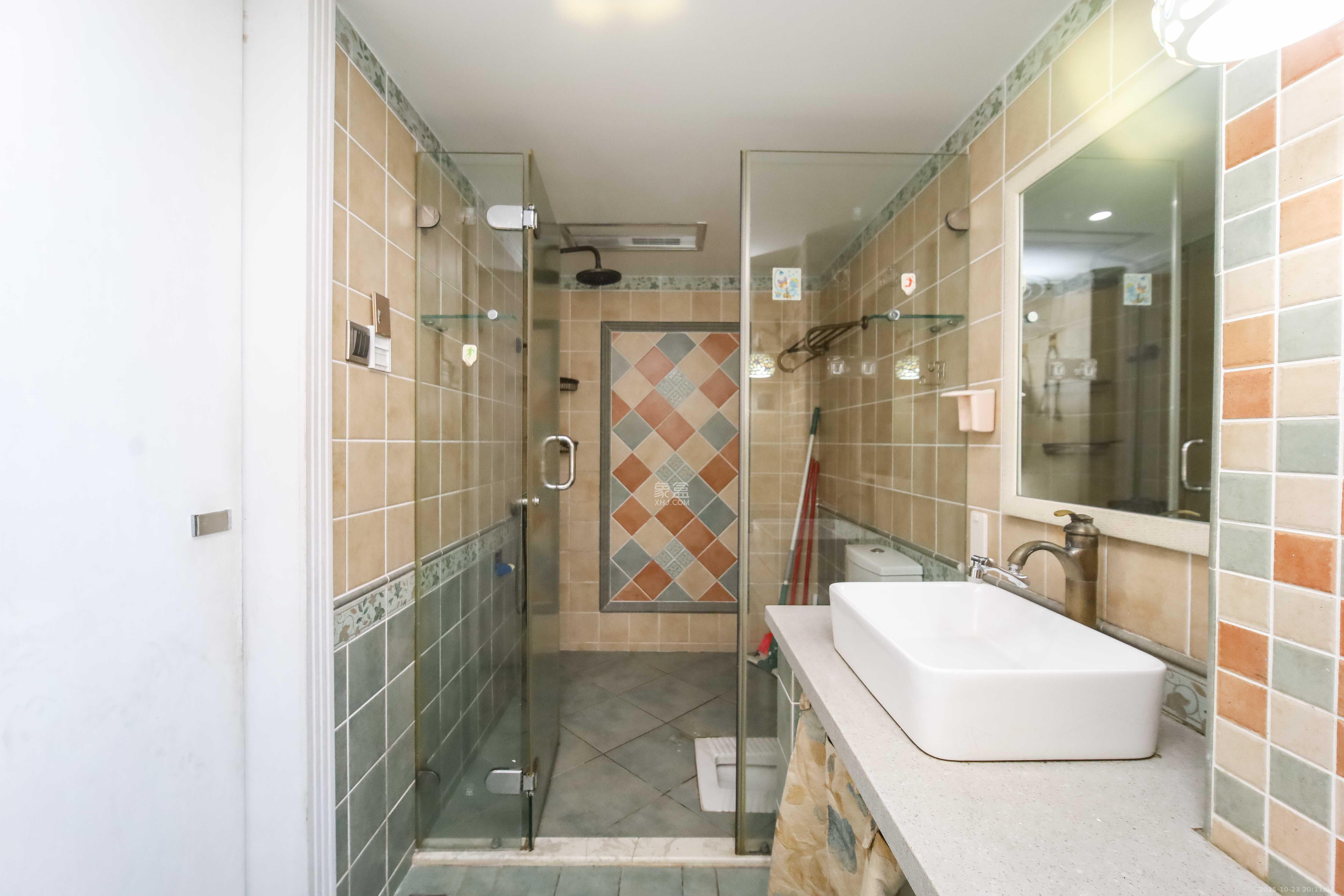 红橡华园(菲莎公馆)  3室2厅2卫    168.0万卫生间