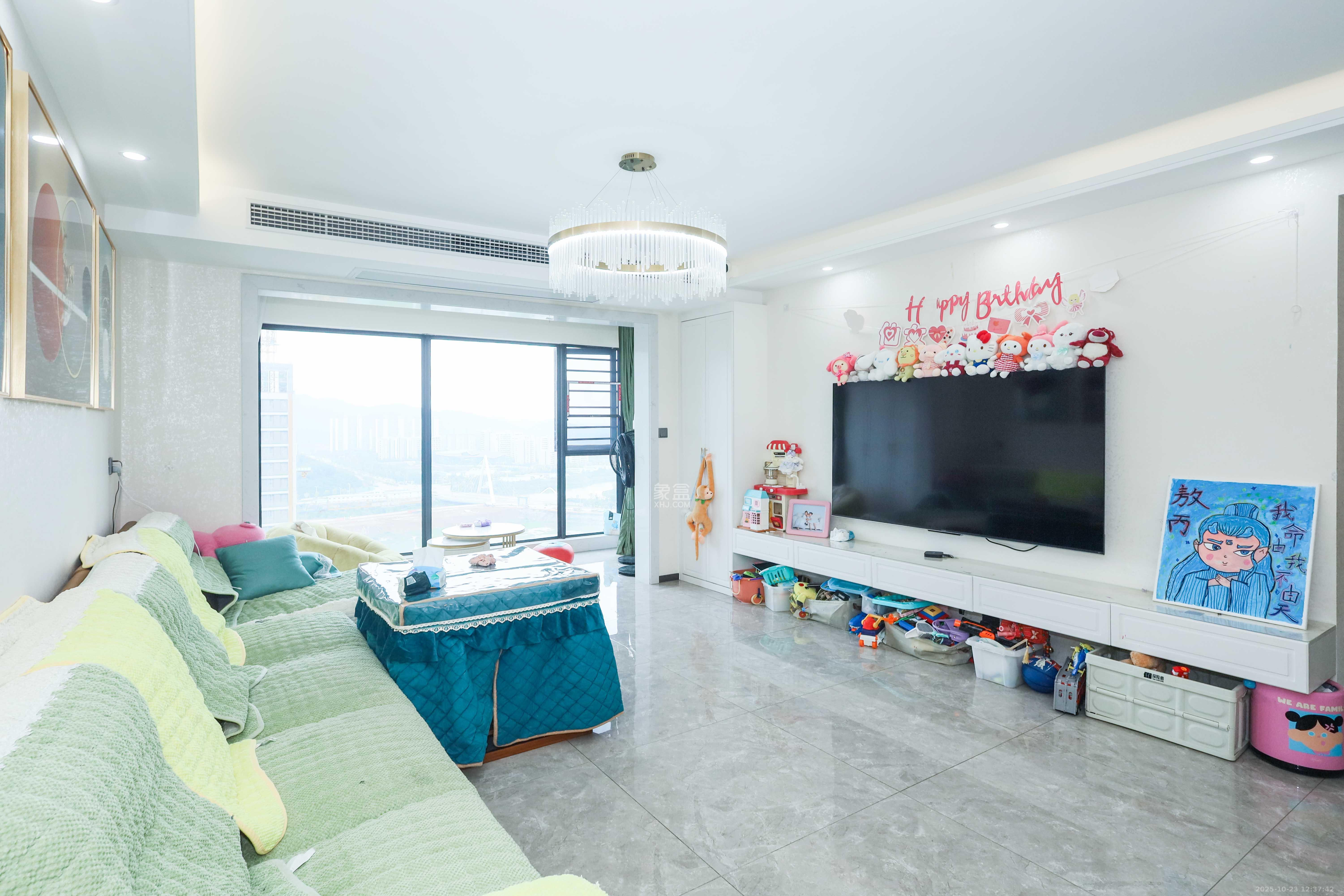 招商华发依云曦城  4室2厅2卫    212.0万客厅